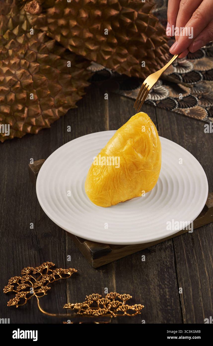 Bild von Durian, köstlichem und frischem vietnamesischem Durian, luxuriösem Durian Dessert auf elegantem Teller mit Goldakzenten Stockfoto