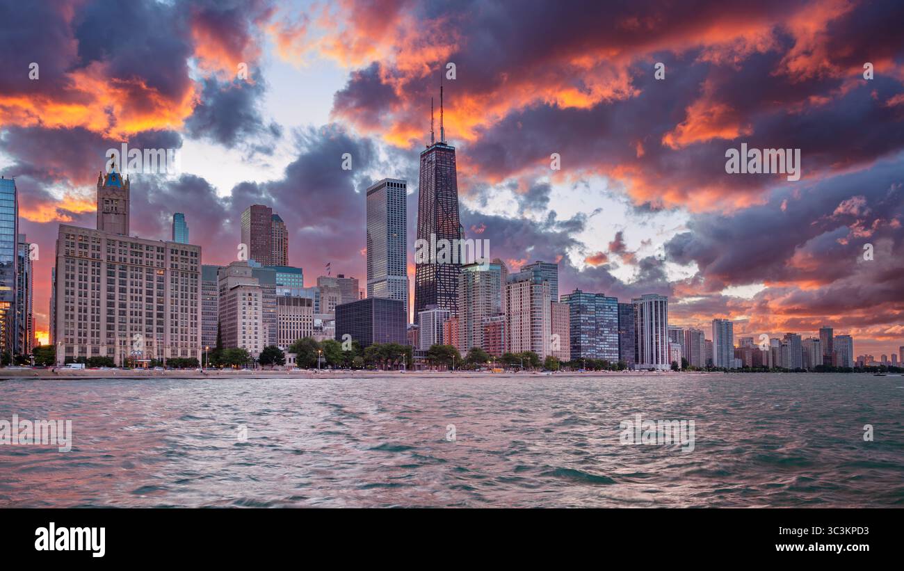 Chicago, Illinois, USA. Stadtbild der Skyline von Chicago bei dramatisch stürmischem Sonnenuntergang. Stockfoto