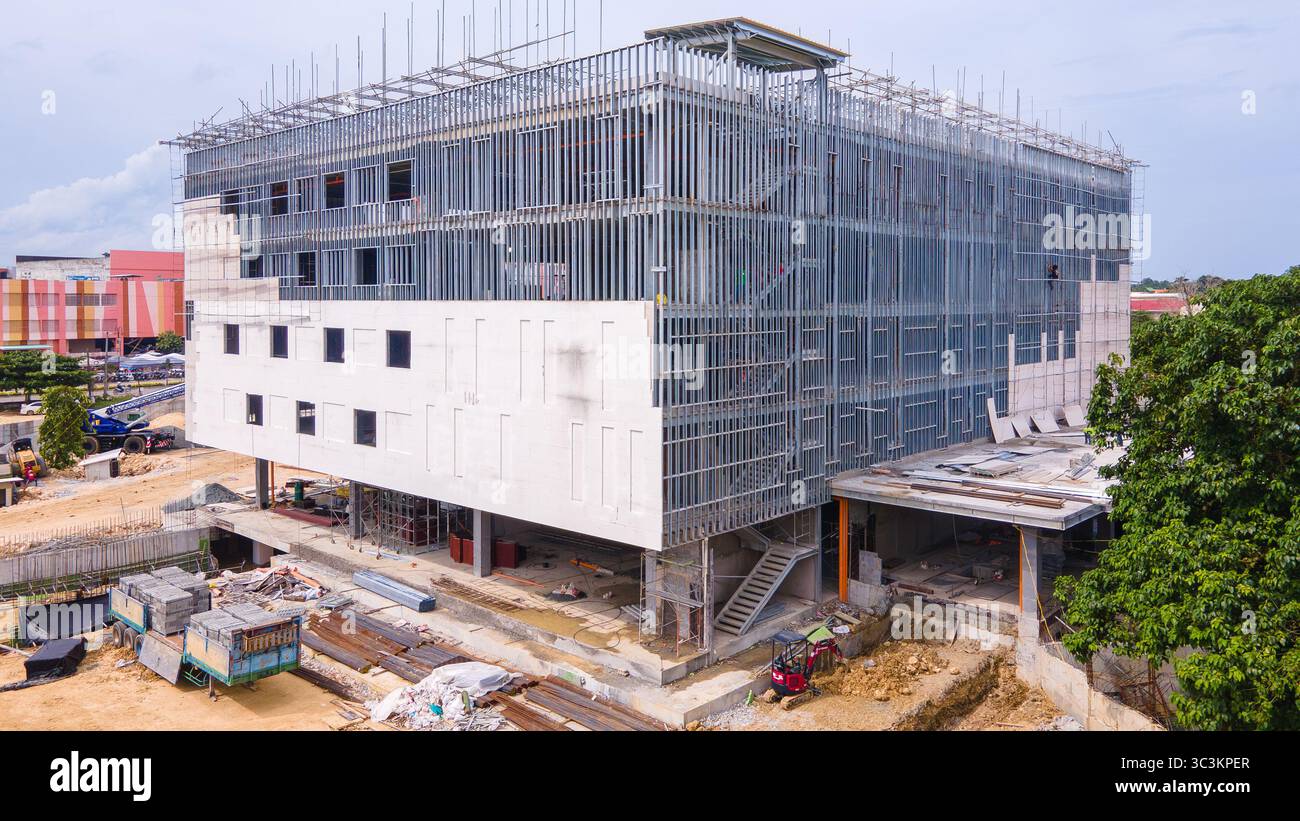 Bau eines Einkaufszentrums, Stahlrahmengebäude, der Rahmen des Gebäudes besteht aus Metallbolzen und -Balken, moderner Stahlrahmen Stockfoto