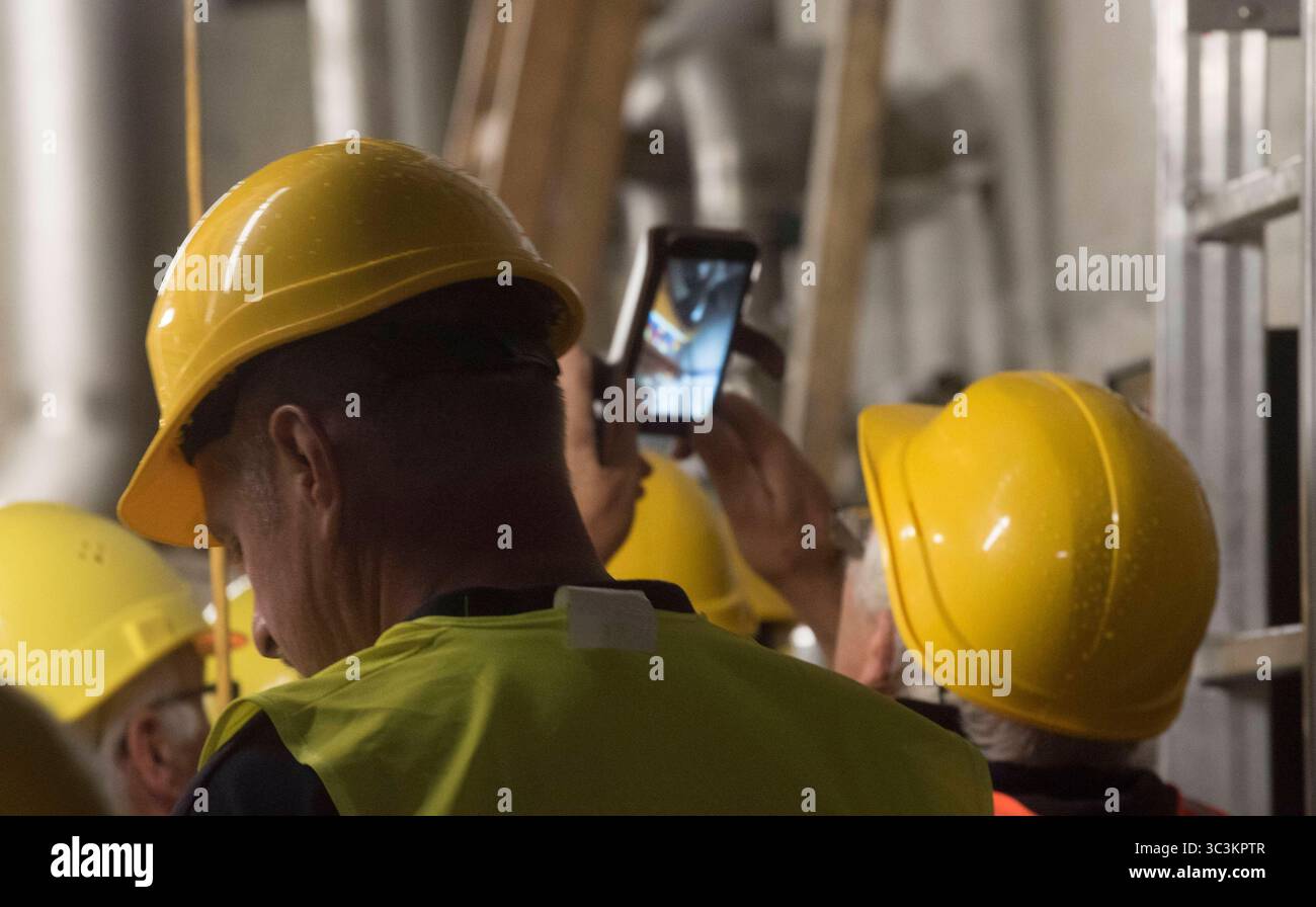 Schutzhelm als Schutzmaßnahme für den Kopf am Arbeitsplatz Schutzhelm als Kopfschutz Stockfoto