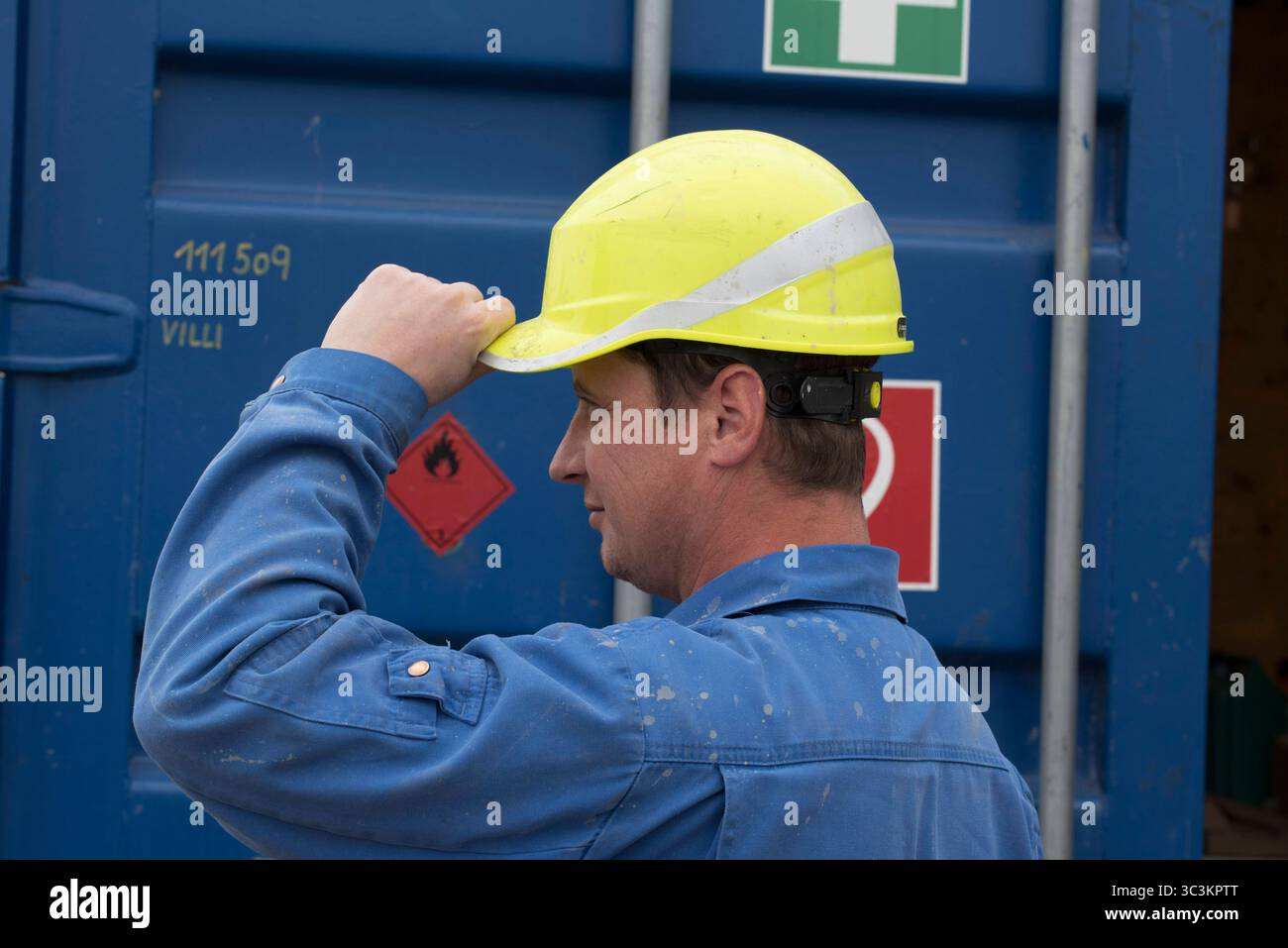 Schutzhelm als Schutzmaßnahme für den Kopf am Arbeitsplatz Schutzhelm als Kopfschutz Stockfoto