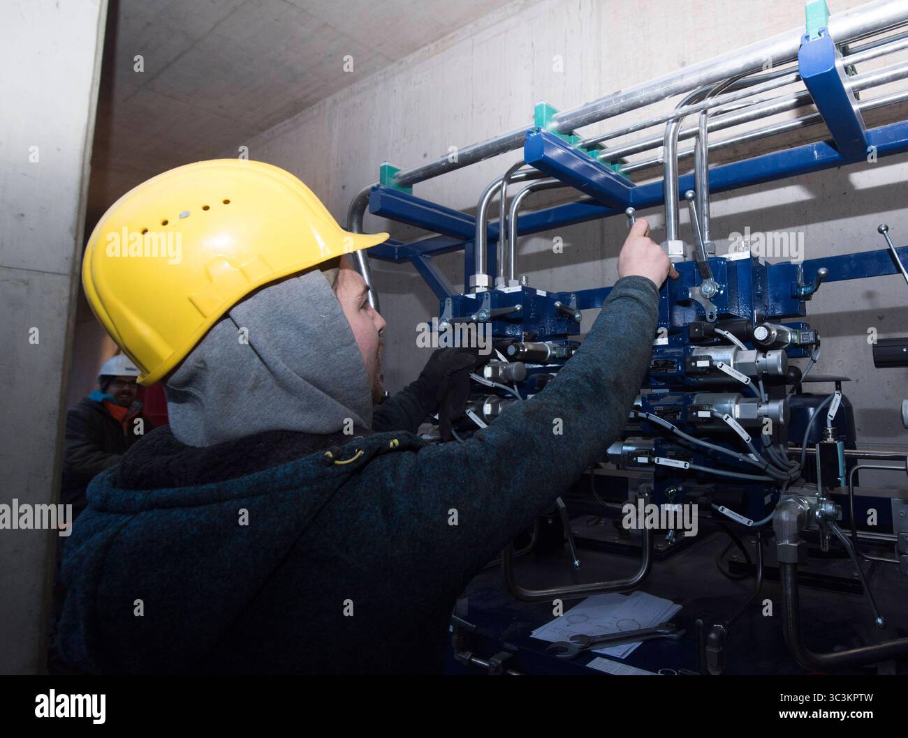 Schutzhelm als Schutzmaßnahme für den Kopf am Arbeitsplatz Schutzhelm als Kopfschutz Stockfoto