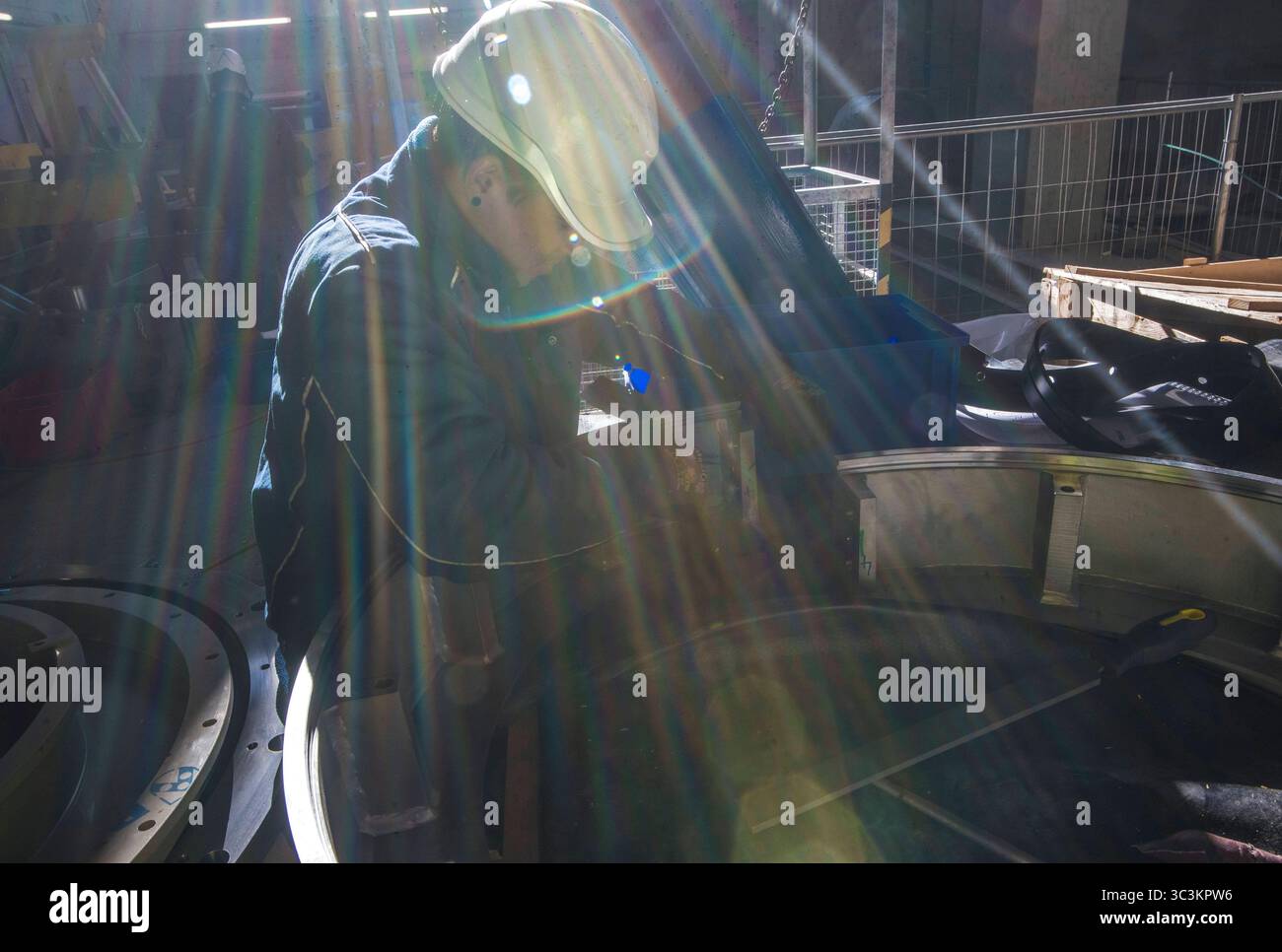 Schutzhelm als Schutzmaßnahme für den Kopf am Arbeitsplatz Schutzhelm als Kopfschutz Stockfoto