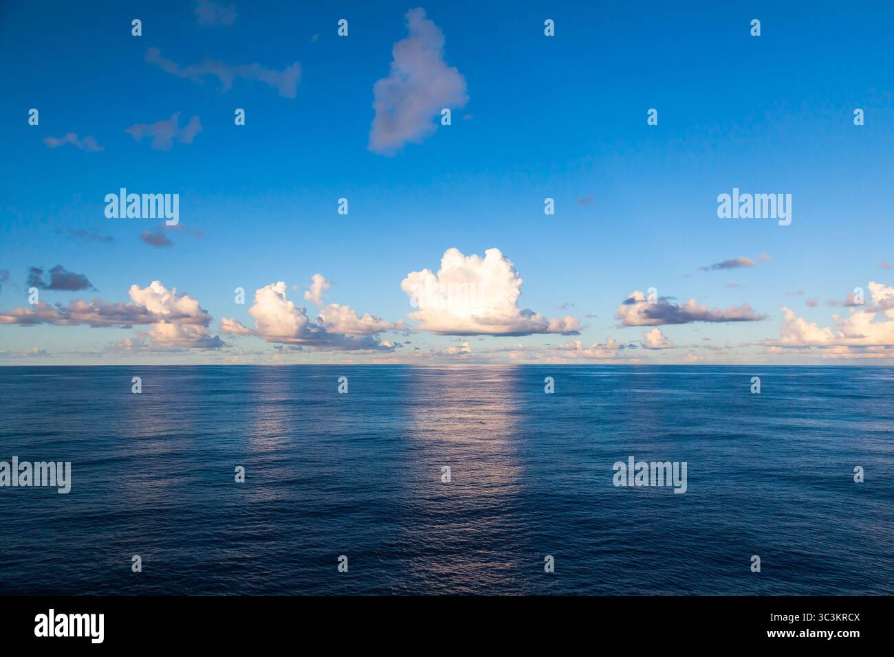 Niedrige Wolken im Atlantik. Landschaft von Wolken und Ozean. Stockfoto