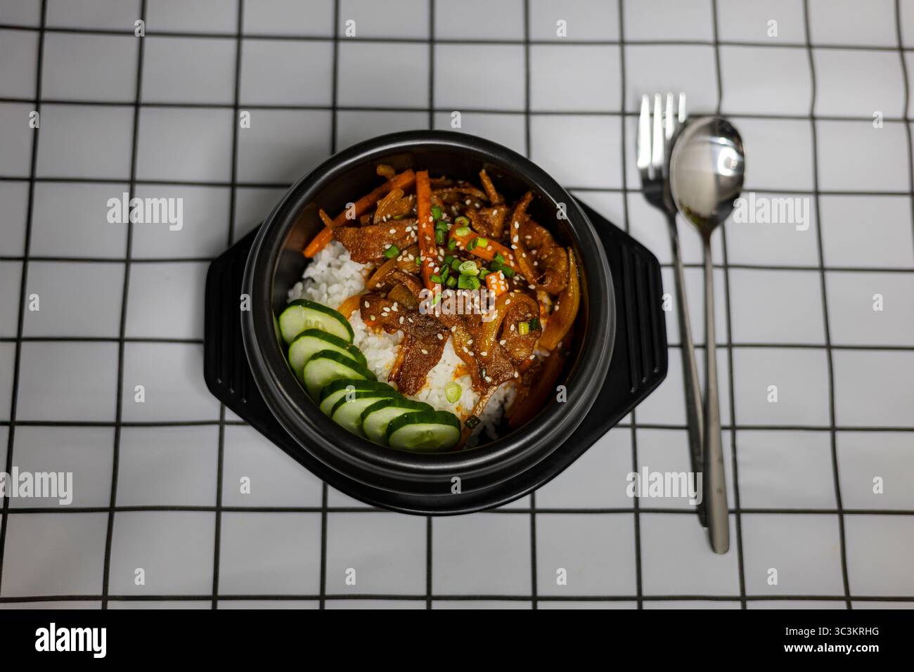 STIR probierte Schweinebauch mit koreanischer Sauce über Reis, Hintergrund für Werbung und Tapeten in der Kultur- und Essensszene. Stockfoto