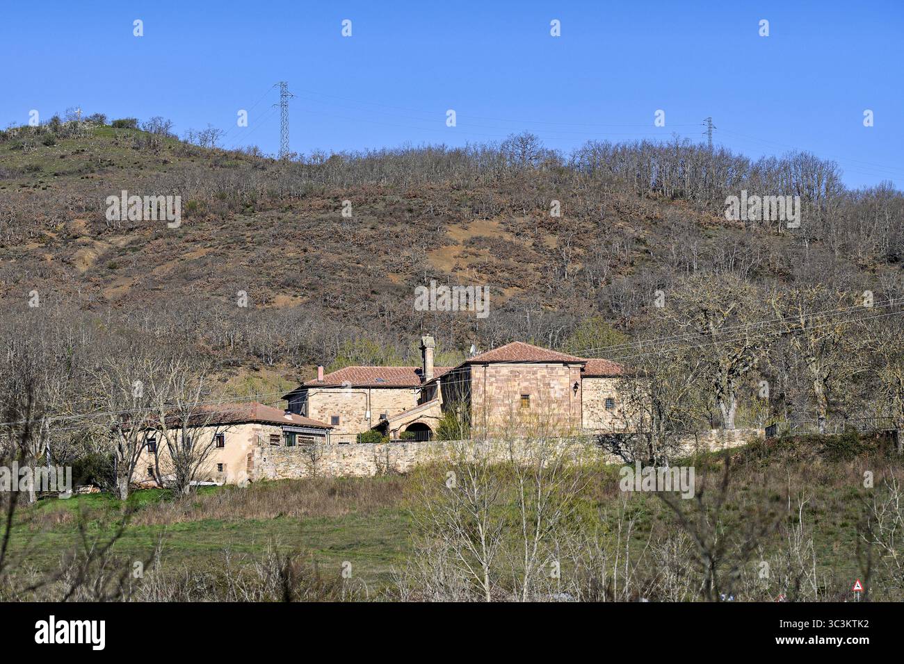 Antike Steinschutzanlage mit Ziegeldächern in ruhiger Landschaft. Stockfoto