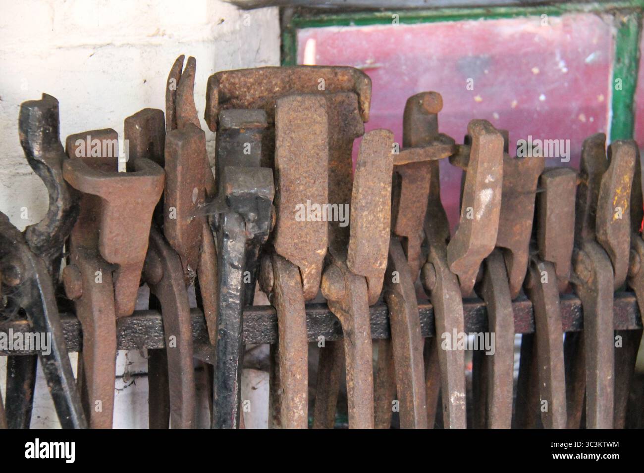Eine Sammlung klassischer Werkzeuge in einer Schmiedewerkstatt. Stockfoto