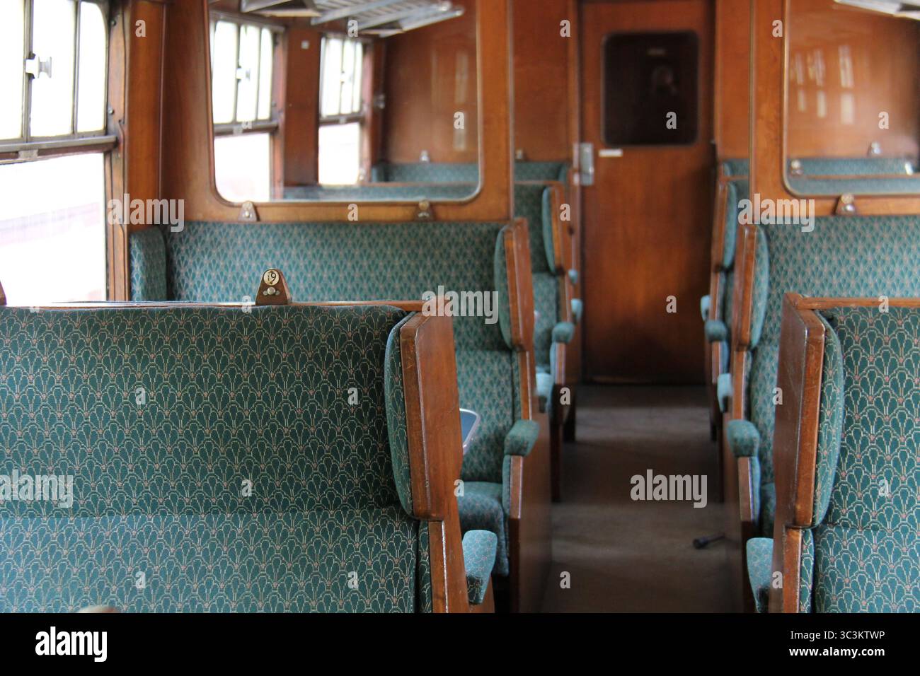 Die Kutschsitze eines alten Eisenbahnzugwagens. Stockfoto