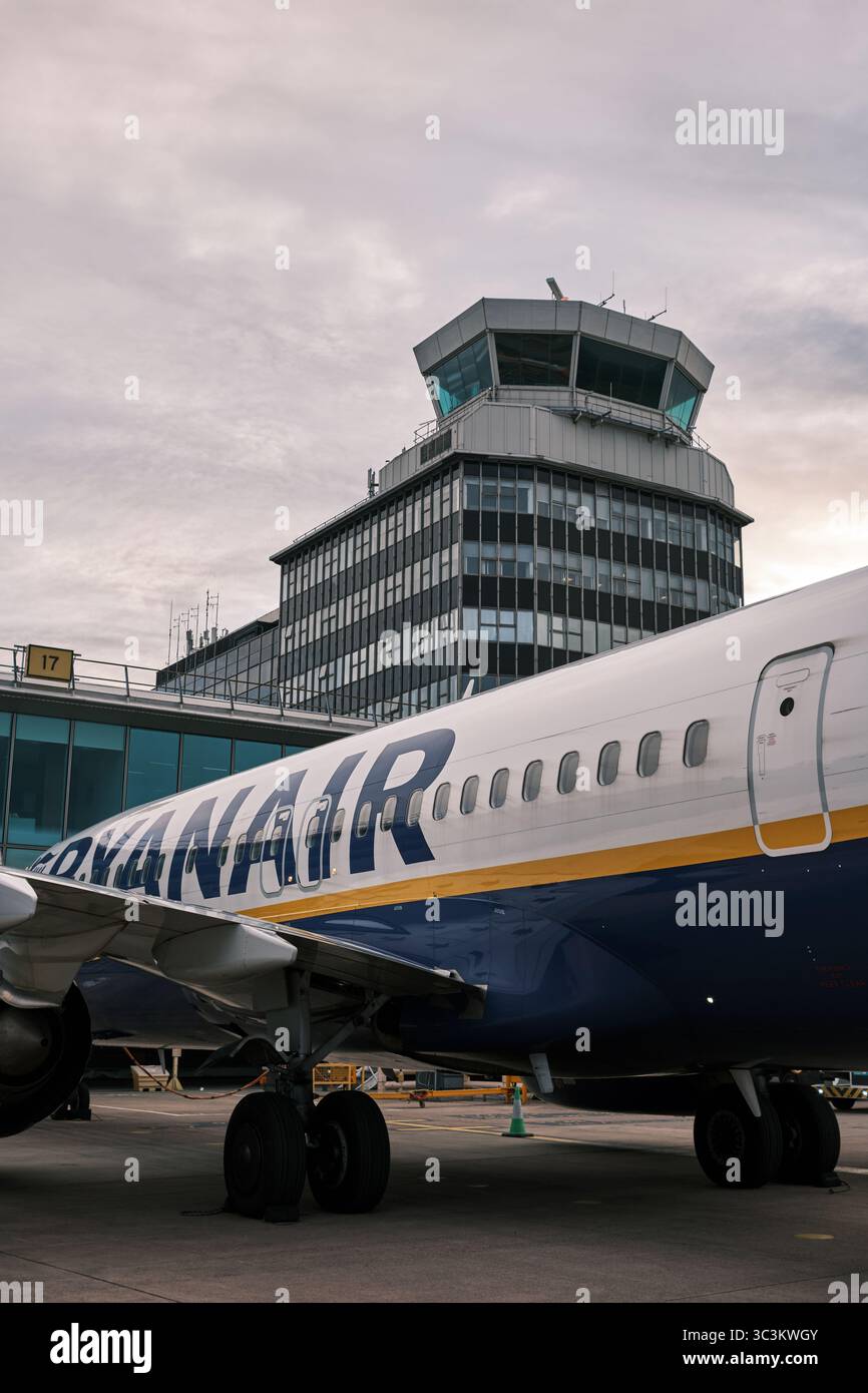 Eine Ryanair Boeing 737 auf dem Rollfeld am Flughafen Manchester, die auf das Einsteigen von Passagieren wartet. Stockfoto