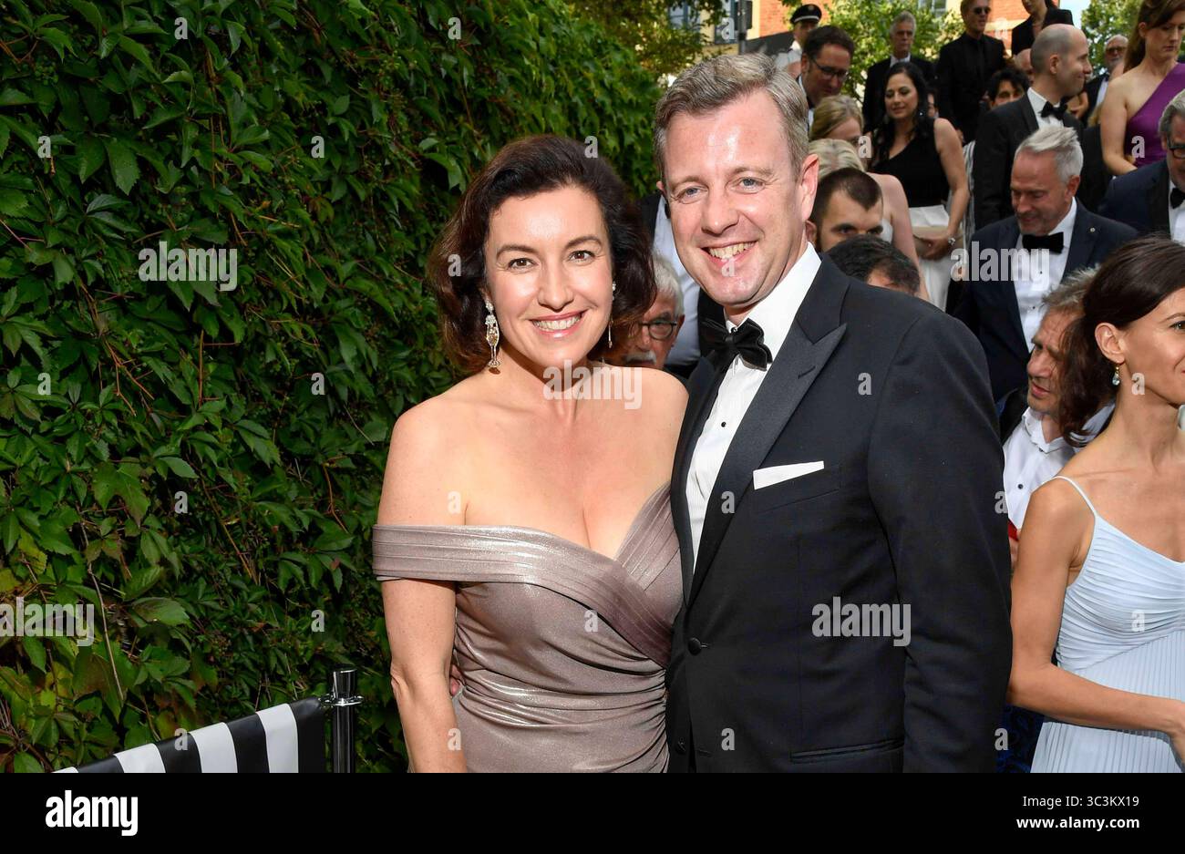 abb Dorothee Gisela Renate Maria Doro Bär Bär mit Mann Oliver Bär Bär in der Pause zu Gast im Garten vom Festspielhaus , auf dem gruenen Huegel bei der Premiere Eroeffung der Richard-Wagner-Festspiele 2025 am 2025 25.Juli 2025 in Bayreuth Bayern Deutschland *** abb Dorothee Gisela Renate Maria Doro Bär Bär Bär Bär 2025 in Bayreuth Bayern Deutschland Stockfoto