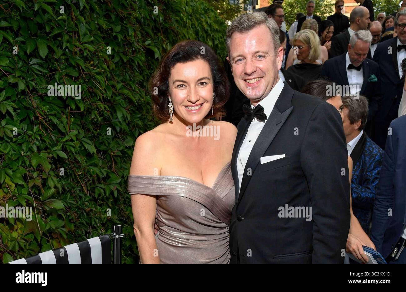 abb Dorothee Gisela Renate Maria Doro Bär Bär mit Mann Oliver Bär Bär in der Pause zu Gast im Garten vom Festspielhaus , auf dem gruenen Huegel bei der Premiere Eroeffung der Richard-Wagner-Festspiele 2025 am 2025 25.Juli 2025 in Bayreuth Bayern Deutschland *** abb Dorothee Gisela Renate Maria Doro Bär Bär Bär Bär 2025 in Bayreuth Bayern Deutschland Stockfoto