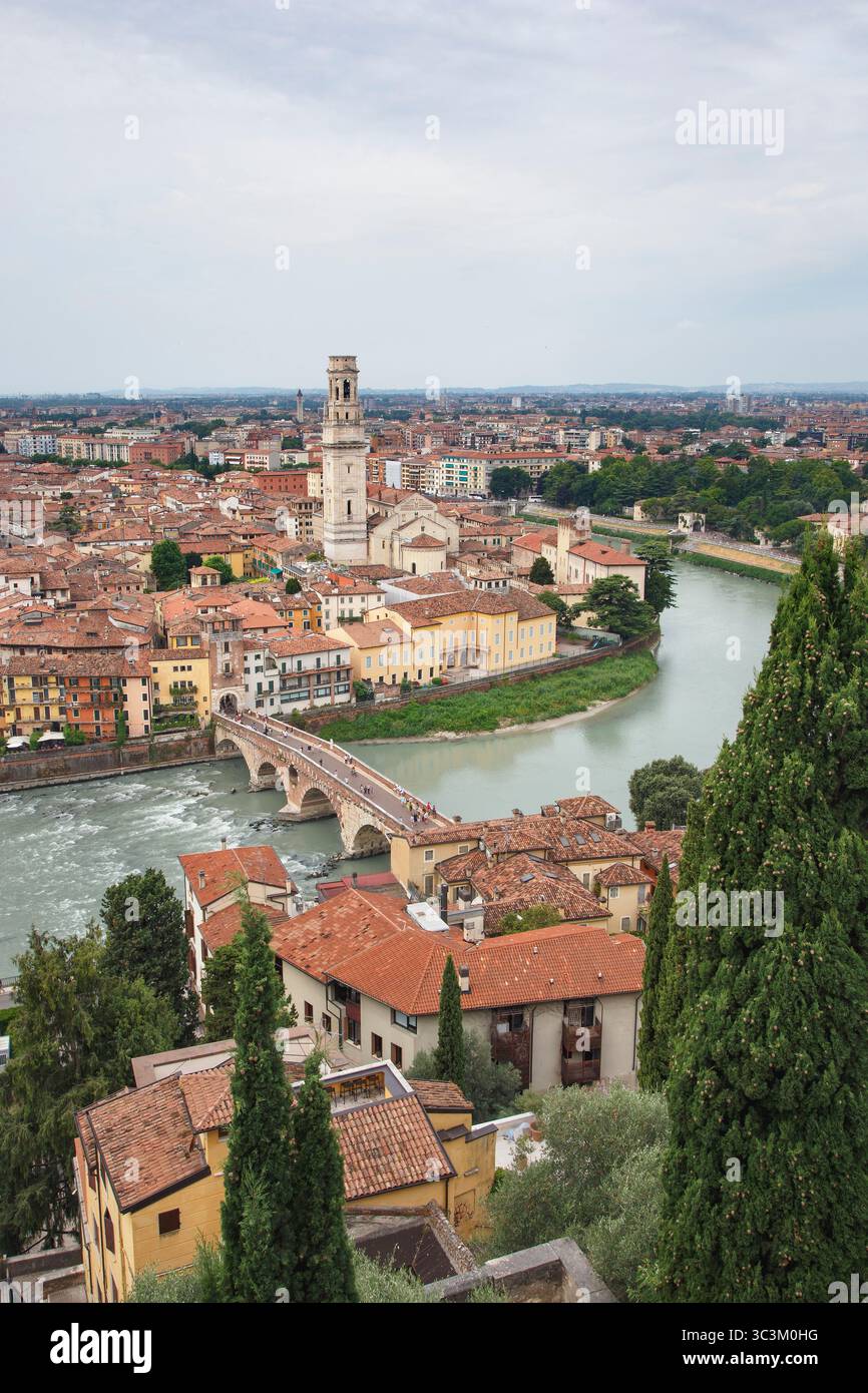 Blick auf Verona in Italien mit Blick auf die Petersbrücke über die Etsch und den Turm der Kathedrale von Verona Stockfoto