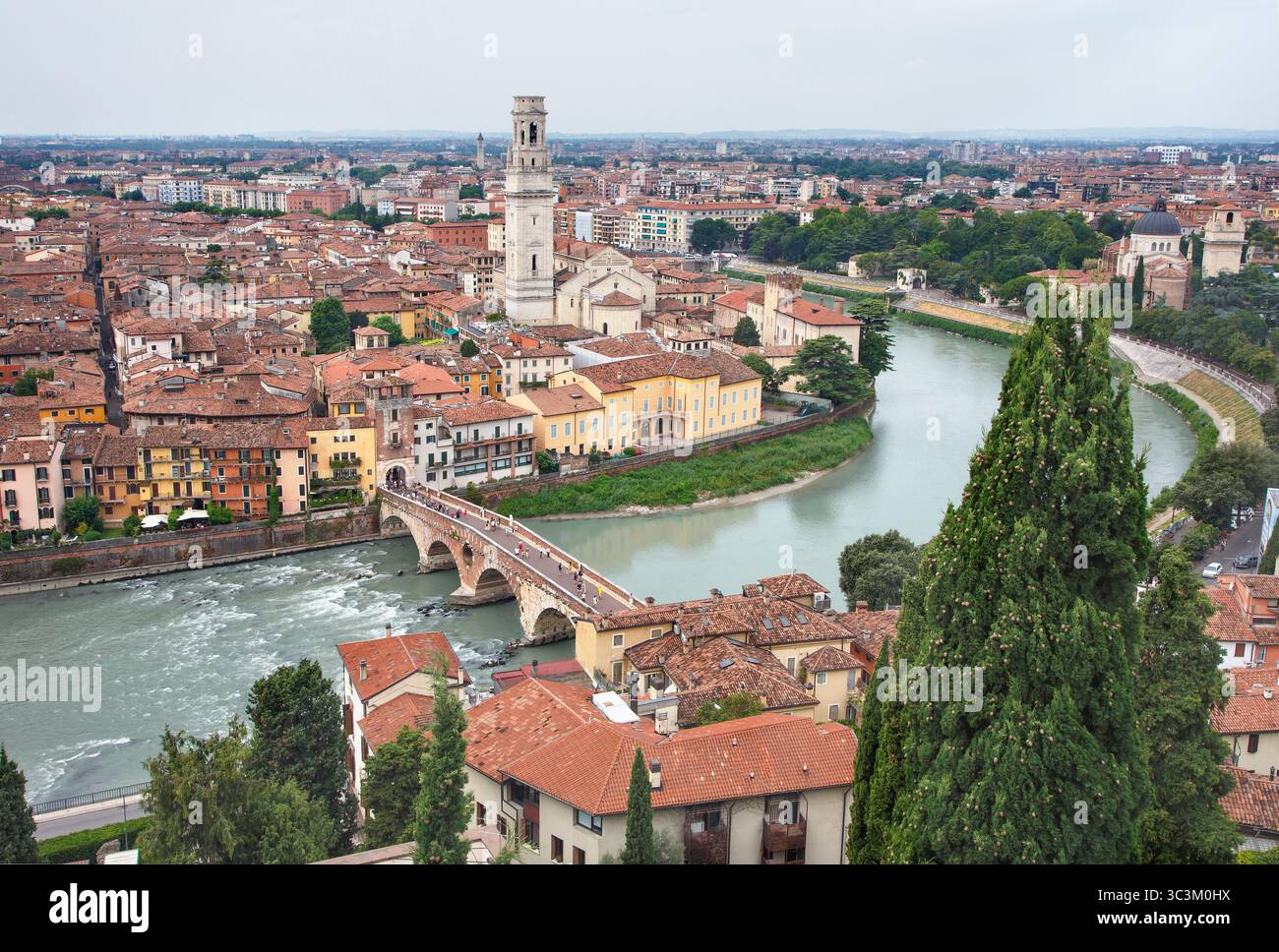 Blick von oben auf die Petersbrücke in Verona mit dem Turm der Kathedrale von Verona und der Kuppel der Parrochia di San Giorgio an der Etsch Stockfoto