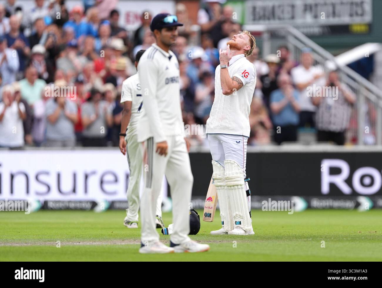 Englands Ben Stokes (rechts) feiert das Erreichen eines Jahrhunderts am vierten Tag des vierten Rothesay Männertests im Emirates Old Trafford in Manchester, Großbritannien. Bilddatum: Samstag, 26. Juli 2025. Stockfoto