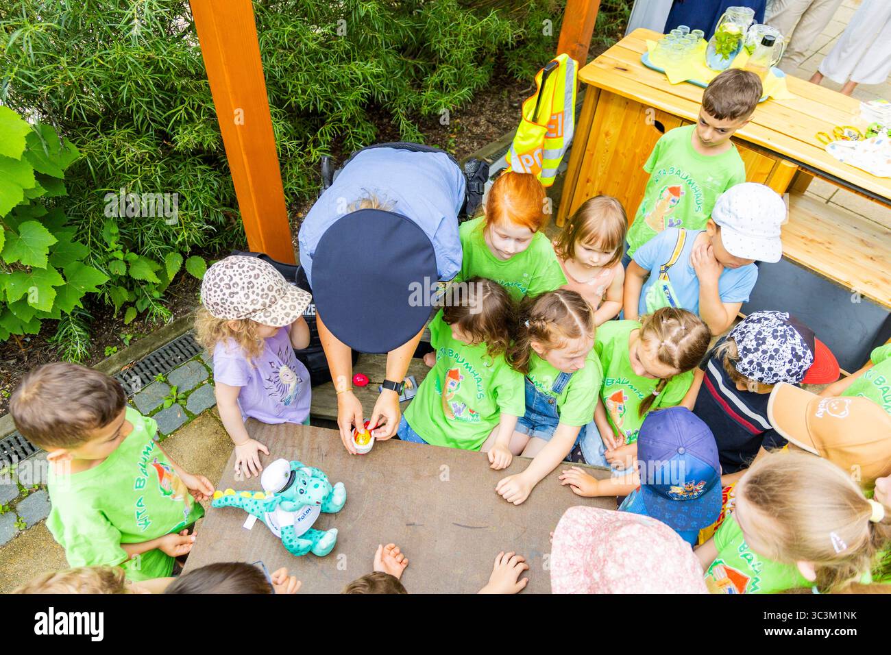 Presse- und Fototermin zur Verkehrssicherheit in der Kita Baumhaus die Dresdner Kita BAUMHAUS mit ihrem naturpädagogischen Schwerpunkt. Die gute Verkehrsanbindung birgt aber zum Teil komplexe Herausforderungen für die künftigen Schulkinder. Durch gezielte Übungen, Rollenspiele und gemeinsame Spaziergänge mit ihren Erzieherinnen und Erziehern können die Kinder ein Gefühl für sichere Verhaltensweisen im Straßenraum entwickeln. Einmal im Jahr bringen Bürgerpolizisten den Vorschulkindern die wichtigsten Verkehrsregeln auf spielerische Weise näher. Die Kinder wurden sensibilisiert, Gefahren m Stockfoto