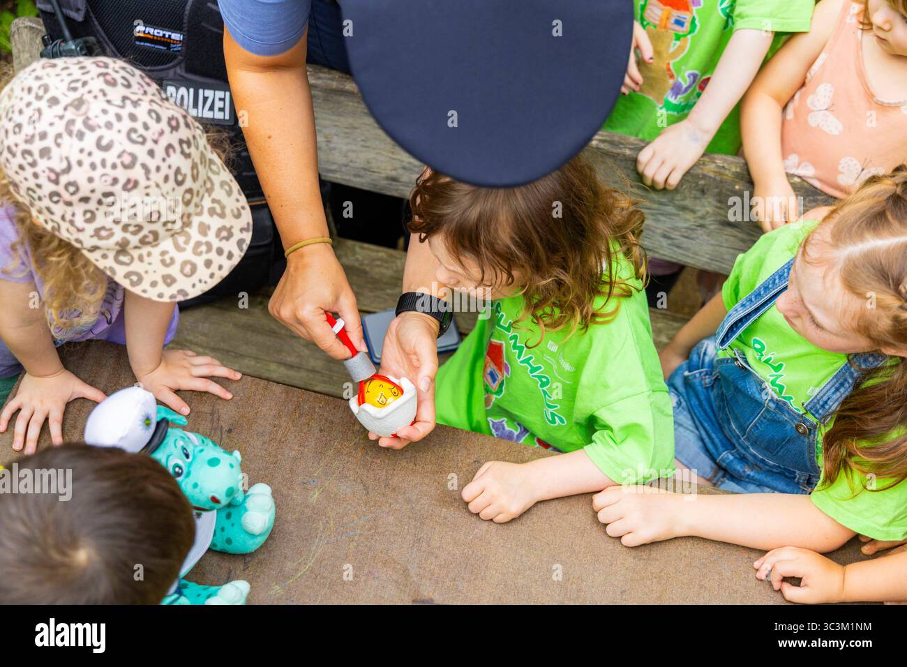 Presse- und Fototermin zur Verkehrssicherheit in der Kita Baumhaus die Dresdner Kita BAUMHAUS mit ihrem naturpädagogischen Schwerpunkt. Die gute Verkehrsanbindung birgt aber zum Teil komplexe Herausforderungen für die künftigen Schulkinder. Durch gezielte Übungen, Rollenspiele und gemeinsame Spaziergänge mit ihren Erzieherinnen und Erziehern können die Kinder ein Gefühl für sichere Verhaltensweisen im Straßenraum entwickeln. Einmal im Jahr bringen Bürgerpolizisten den Vorschulkindern die wichtigsten Verkehrsregeln auf spielerische Weise näher. Die Kinder wurden sensibilisiert, Gefahren m Stockfoto