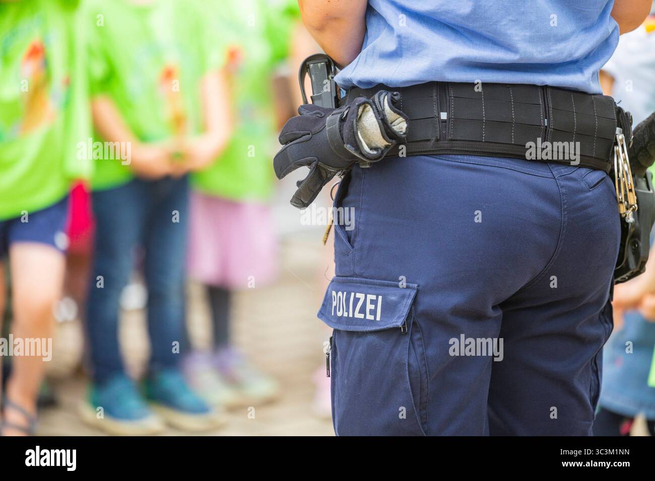 Presse- und Fototermin zur Verkehrssicherheit in der Kita Baumhaus die Dresdner Kita BAUMHAUS mit ihrem naturpädagogischen Schwerpunkt. Die gute Verkehrsanbindung birgt aber zum Teil komplexe Herausforderungen für die künftigen Schulkinder. Durch gezielte Übungen, Rollenspiele und gemeinsame Spaziergänge mit ihren Erzieherinnen und Erziehern können die Kinder ein Gefühl für sichere Verhaltensweisen im Straßenraum entwickeln. Einmal im Jahr bringen Bürgerpolizisten den Vorschulkindern die wichtigsten Verkehrsregeln auf spielerische Weise näher. Die Kinder wurden sensibilisiert, Gefahren m Stockfoto