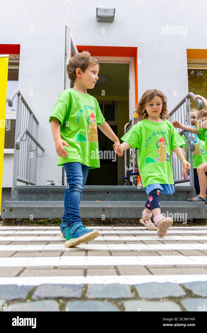 Presse- und Fototermin zur Verkehrssicherheit in der Kita Baumhaus die Dresdner Kita BAUMHAUS mit ihrem naturpädagogischen Schwerpunkt. Die gute Verkehrsanbindung birgt aber zum Teil komplexe Herausforderungen für die künftigen Schulkinder. Durch gezielte Übungen, Rollenspiele und gemeinsame Spaziergänge mit ihren Erzieherinnen und Erziehern können die Kinder ein Gefühl für sichere Verhaltensweisen im Straßenraum entwickeln. Einmal im Jahr bringen Bürgerpolizisten den Vorschulkindern die wichtigsten Verkehrsregeln auf spielerische Weise näher. Die Kinder wurden sensibilisiert, Gefahren m Stockfoto
