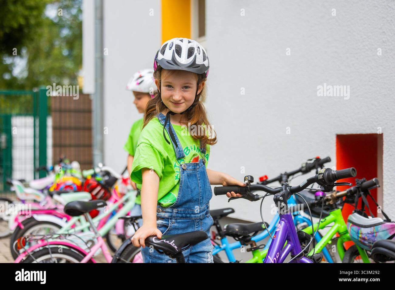 Presse- und Fototermin zur Verkehrssicherheit in der Kita Baumhaus die Dresdner Kita BAUMHAUS mit ihrem naturpädagogischen Schwerpunkt. Die gute Verkehrsanbindung birgt aber zum Teil komplexe Herausforderungen für die künftigen Schulkinder. Durch gezielte Übungen, Rollenspiele und gemeinsame Spaziergänge mit ihren Erzieherinnen und Erziehern können die Kinder ein Gefühl für sichere Verhaltensweisen im Straßenraum entwickeln. Einmal im Jahr bringen Bürgerpolizisten den Vorschulkindern die wichtigsten Verkehrsregeln auf spielerische Weise näher. Die Kinder wurden sensibilisiert, Gefahren m Stockfoto