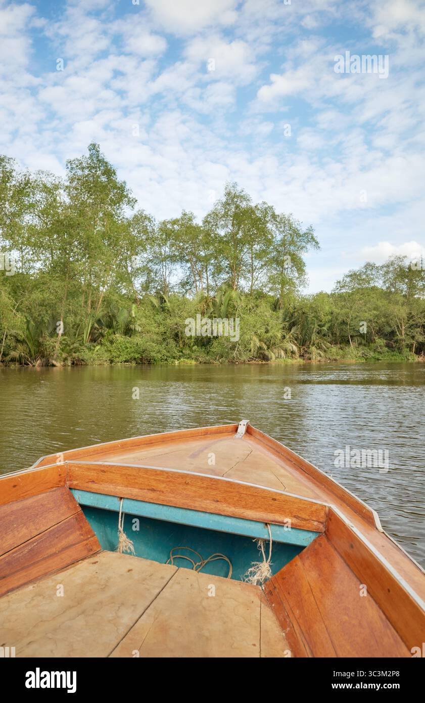 Der Bug eines Bootes, das auf dem Fluss Brunei (Sungai Brunei) segelt, Brunei. Stockfoto