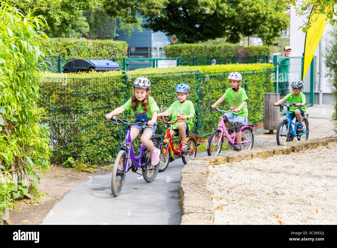 Presse- und Fototermin zur Verkehrssicherheit in der Kita Baumhaus die Dresdner Kita BAUMHAUS mit ihrem naturpädagogischen Schwerpunkt. Die gute Verkehrsanbindung birgt aber zum Teil komplexe Herausforderungen für die künftigen Schulkinder. Durch gezielte Übungen, Rollenspiele und gemeinsame Spaziergänge mit ihren Erzieherinnen und Erziehern können die Kinder ein Gefühl für sichere Verhaltensweisen im Straßenraum entwickeln. Einmal im Jahr bringen Bürgerpolizisten den Vorschulkindern die wichtigsten Verkehrsregeln auf spielerische Weise näher. Die Kinder wurden sensibilisiert, Gefahren m Stockfoto
