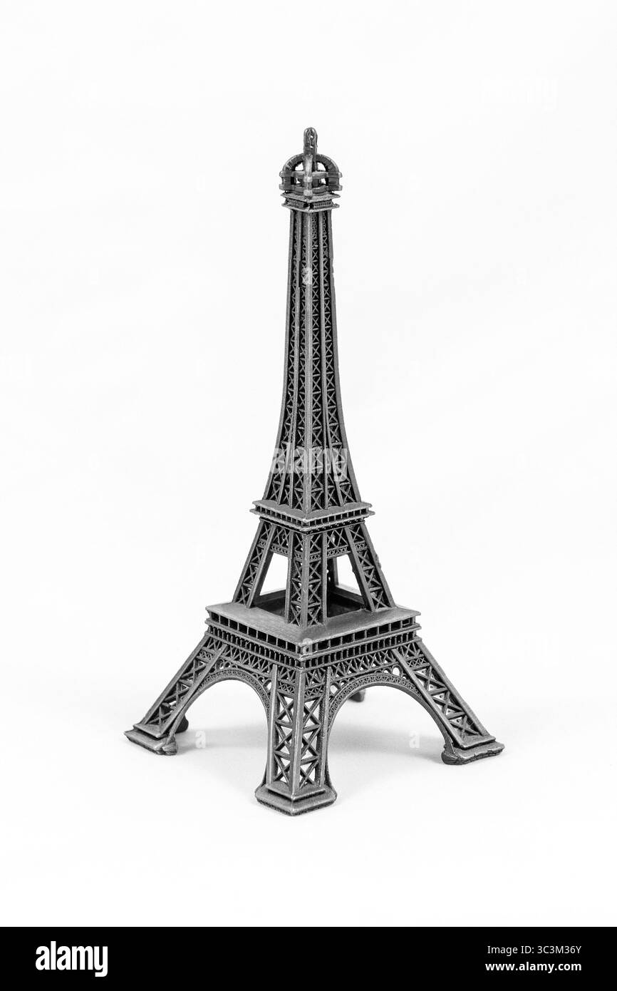 Nahaufnahme eines grauen Miniaturmodells des Eiffelturms, isoliert auf weißem Hintergrund Stockfoto