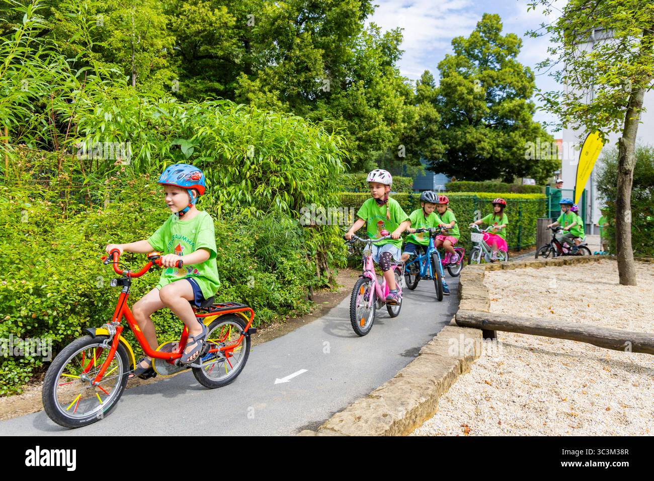 Presse- und Fototermin zur Verkehrssicherheit in der Kita Baumhaus die Dresdner Kita BAUMHAUS mit ihrem naturpädagogischen Schwerpunkt. Die gute Verkehrsanbindung birgt aber zum Teil komplexe Herausforderungen für die künftigen Schulkinder. Durch gezielte Übungen, Rollenspiele und gemeinsame Spaziergänge mit ihren Erzieherinnen und Erziehern können die Kinder ein Gefühl für sichere Verhaltensweisen im Straßenraum entwickeln. Einmal im Jahr bringen Bürgerpolizisten den Vorschulkindern die wichtigsten Verkehrsregeln auf spielerische Weise näher. Die Kinder wurden sensibilisiert, Gefahren m Stockfoto