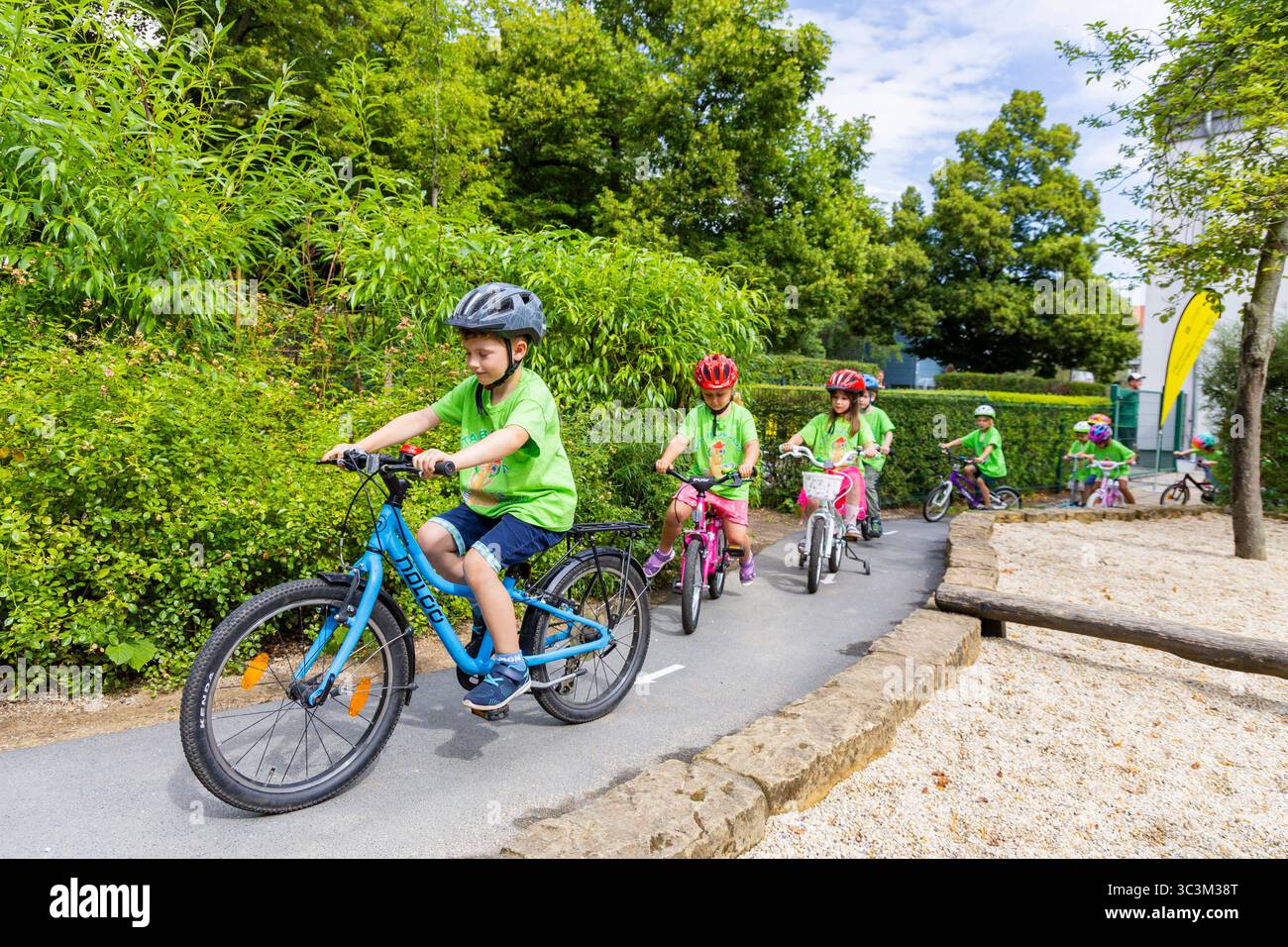 Presse- und Fototermin zur Verkehrssicherheit in der Kita Baumhaus die Dresdner Kita BAUMHAUS mit ihrem naturpädagogischen Schwerpunkt. Die gute Verkehrsanbindung birgt aber zum Teil komplexe Herausforderungen für die künftigen Schulkinder. Durch gezielte Übungen, Rollenspiele und gemeinsame Spaziergänge mit ihren Erzieherinnen und Erziehern können die Kinder ein Gefühl für sichere Verhaltensweisen im Straßenraum entwickeln. Einmal im Jahr bringen Bürgerpolizisten den Vorschulkindern die wichtigsten Verkehrsregeln auf spielerische Weise näher. Die Kinder wurden sensibilisiert, Gefahren m Stockfoto