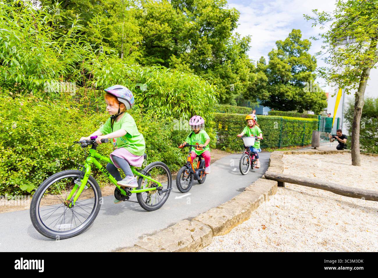 Presse- und Fototermin zur Verkehrssicherheit in der Kita Baumhaus die Dresdner Kita BAUMHAUS mit ihrem naturpädagogischen Schwerpunkt. Die gute Verkehrsanbindung birgt aber zum Teil komplexe Herausforderungen für die künftigen Schulkinder. Durch gezielte Übungen, Rollenspiele und gemeinsame Spaziergänge mit ihren Erzieherinnen und Erziehern können die Kinder ein Gefühl für sichere Verhaltensweisen im Straßenraum entwickeln. Einmal im Jahr bringen Bürgerpolizisten den Vorschulkindern die wichtigsten Verkehrsregeln auf spielerische Weise näher. Die Kinder wurden sensibilisiert, Gefahren m Stockfoto