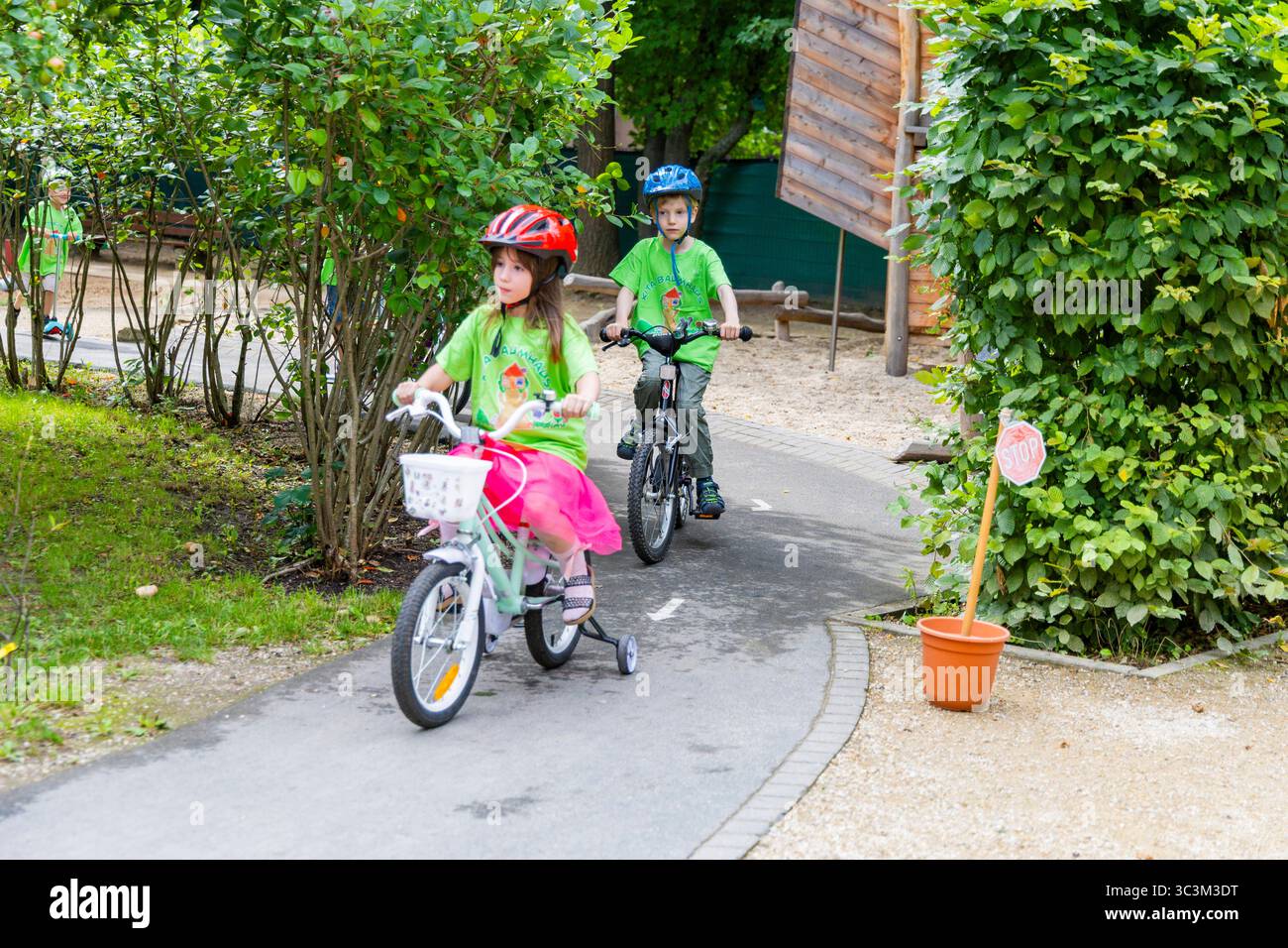 Presse- und Fototermin zur Verkehrssicherheit in der Kita Baumhaus die Dresdner Kita BAUMHAUS mit ihrem naturpädagogischen Schwerpunkt. Die gute Verkehrsanbindung birgt aber zum Teil komplexe Herausforderungen für die künftigen Schulkinder. Durch gezielte Übungen, Rollenspiele und gemeinsame Spaziergänge mit ihren Erzieherinnen und Erziehern können die Kinder ein Gefühl für sichere Verhaltensweisen im Straßenraum entwickeln. Einmal im Jahr bringen Bürgerpolizisten den Vorschulkindern die wichtigsten Verkehrsregeln auf spielerische Weise näher. Die Kinder wurden sensibilisiert, Gefahren m Stockfoto