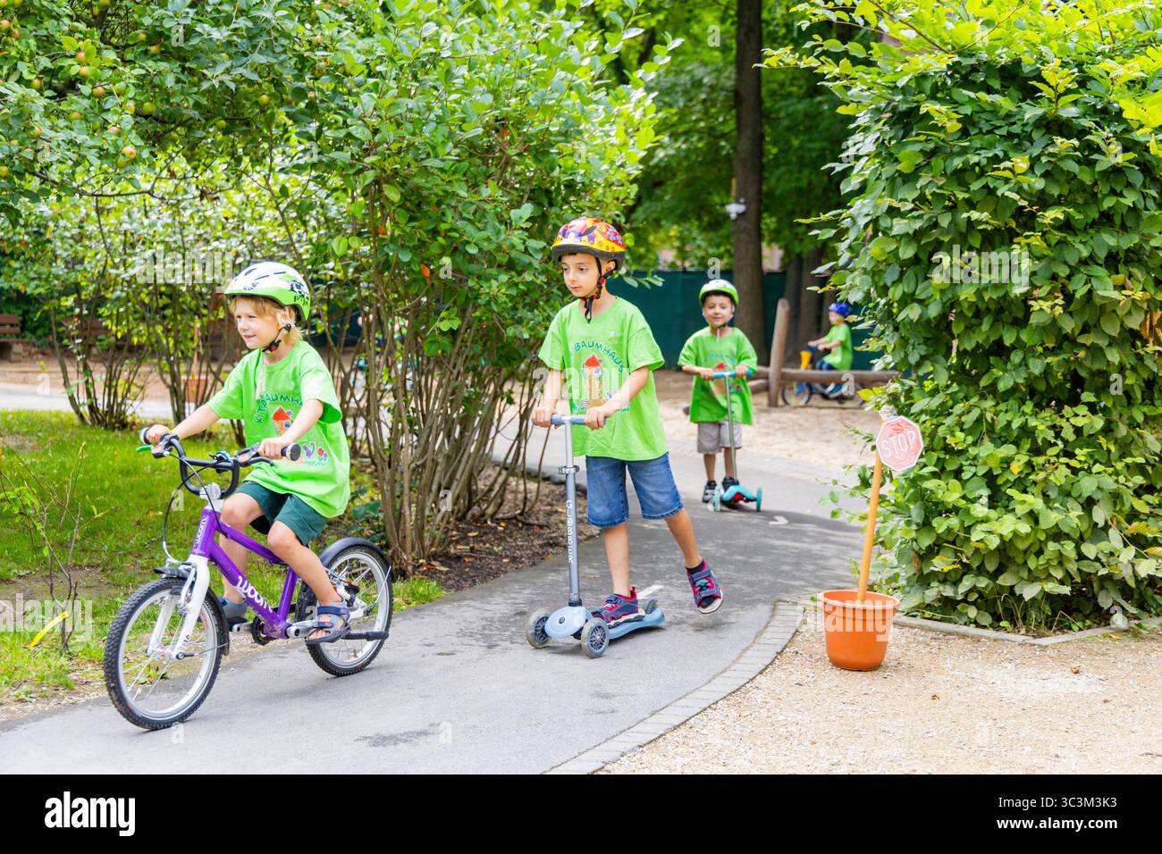 Presse- und Fototermin zur Verkehrssicherheit in der Kita Baumhaus die Dresdner Kita BAUMHAUS mit ihrem naturpädagogischen Schwerpunkt. Die gute Verkehrsanbindung birgt aber zum Teil komplexe Herausforderungen für die künftigen Schulkinder. Durch gezielte Übungen, Rollenspiele und gemeinsame Spaziergänge mit ihren Erzieherinnen und Erziehern können die Kinder ein Gefühl für sichere Verhaltensweisen im Straßenraum entwickeln. Einmal im Jahr bringen Bürgerpolizisten den Vorschulkindern die wichtigsten Verkehrsregeln auf spielerische Weise näher. Die Kinder wurden sensibilisiert, Gefahren m Stockfoto