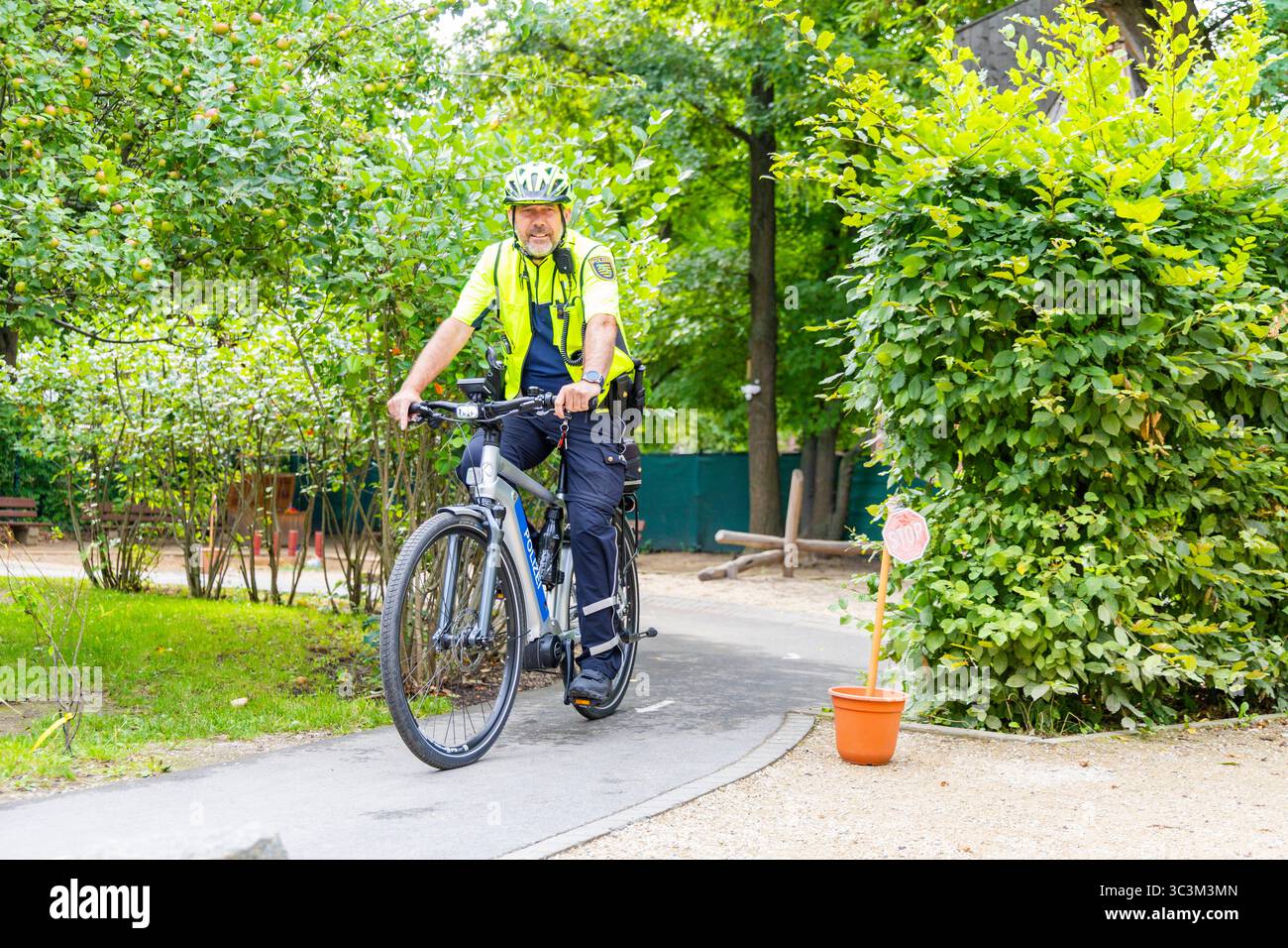 Presse- und Fototermin zur Verkehrssicherheit in der Kita Baumhaus die Dresdner Kita BAUMHAUS mit ihrem naturpädagogischen Schwerpunkt. Die gute Verkehrsanbindung birgt aber zum Teil komplexe Herausforderungen für die künftigen Schulkinder. Durch gezielte Übungen, Rollenspiele und gemeinsame Spaziergänge mit ihren Erzieherinnen und Erziehern können die Kinder ein Gefühl für sichere Verhaltensweisen im Straßenraum entwickeln. Einmal im Jahr bringen Bürgerpolizisten den Vorschulkindern die wichtigsten Verkehrsregeln auf spielerische Weise näher. Die Kinder wurden sensibilisiert, Gefahren m Stockfoto