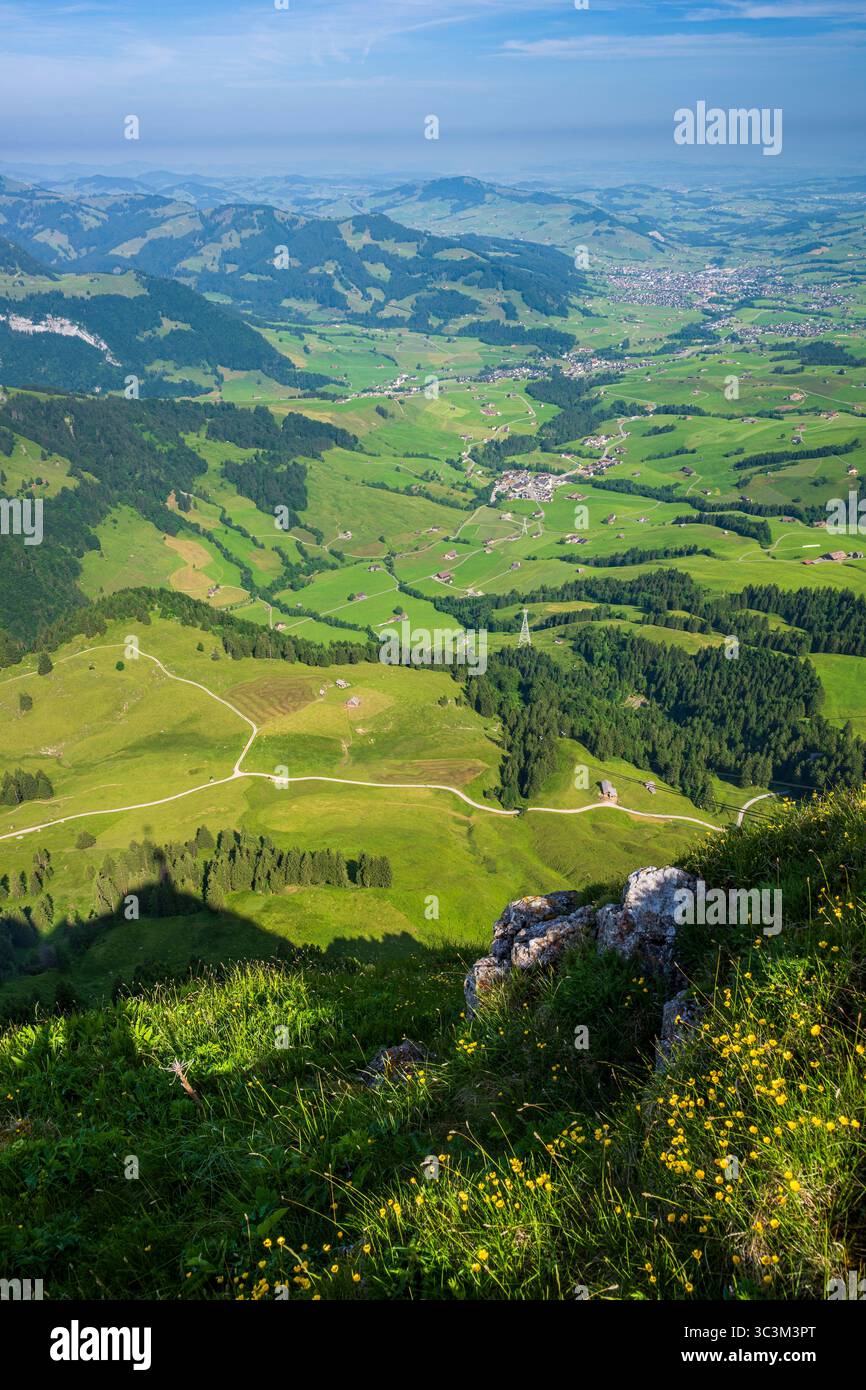 Malerischer Blick über das Appenzeller Tal vom Gipfel des Hohen Kastens, Kanton Appenzell Innerrhoden, Schweiz Stockfoto