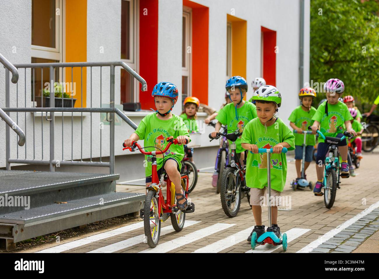 Presse- und Fototermin zur Verkehrssicherheit in der Kita Baumhaus die Dresdner Kita BAUMHAUS mit ihrem naturpädagogischen Schwerpunkt. Die gute Verkehrsanbindung birgt aber zum Teil komplexe Herausforderungen für die künftigen Schulkinder. Durch gezielte Übungen, Rollenspiele und gemeinsame Spaziergänge mit ihren Erzieherinnen und Erziehern können die Kinder ein Gefühl für sichere Verhaltensweisen im Straßenraum entwickeln. Einmal im Jahr bringen Bürgerpolizisten den Vorschulkindern die wichtigsten Verkehrsregeln auf spielerische Weise näher. Die Kinder wurden sensibilisiert, Gefahren m Stockfoto