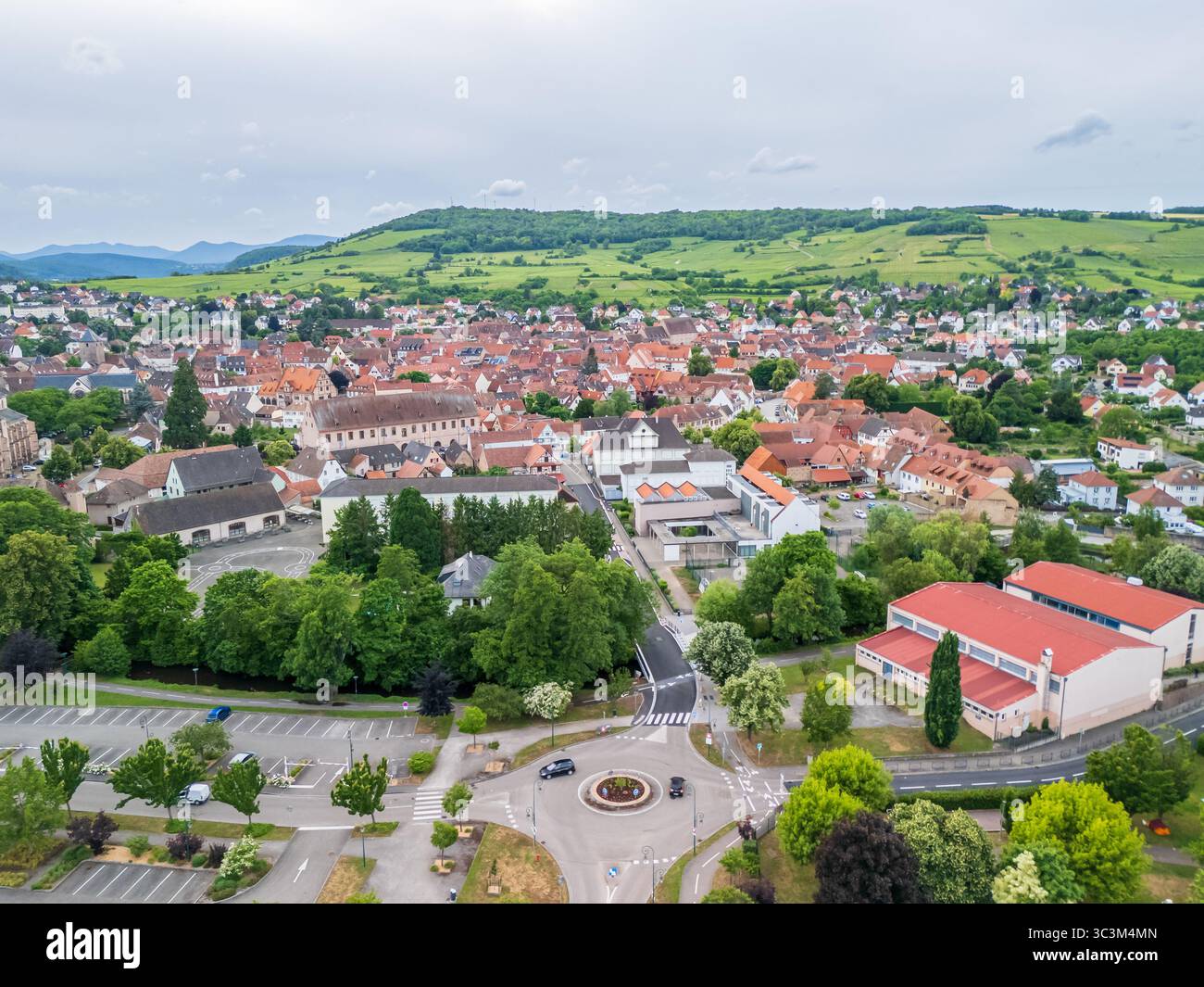 Abendlicher Flug über Molsheim Town, Grand Est, Frankreich Stockfoto