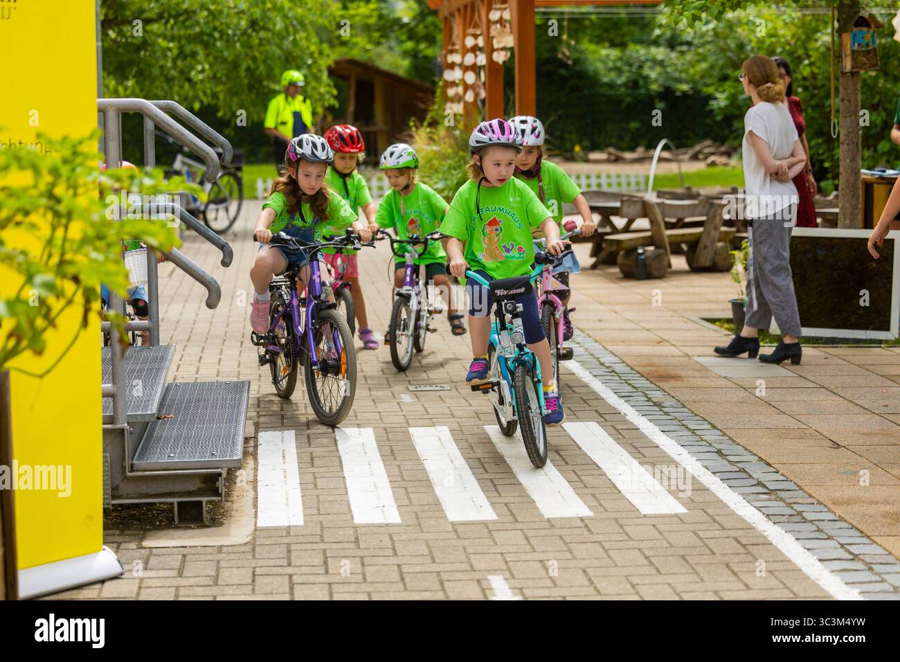 Presse- und Fototermin zur Verkehrssicherheit in der Kita Baumhaus die Dresdner Kita BAUMHAUS mit ihrem naturpädagogischen Schwerpunkt. Die gute Verkehrsanbindung birgt aber zum Teil komplexe Herausforderungen für die künftigen Schulkinder. Durch gezielte Übungen, Rollenspiele und gemeinsame Spaziergänge mit ihren Erzieherinnen und Erziehern können die Kinder ein Gefühl für sichere Verhaltensweisen im Straßenraum entwickeln. Einmal im Jahr bringen Bürgerpolizisten den Vorschulkindern die wichtigsten Verkehrsregeln auf spielerische Weise näher. Die Kinder wurden sensibilisiert, Gefahren m Stockfoto