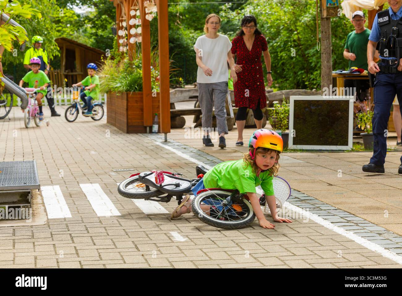 Presse- und Fototermin zur Verkehrssicherheit in der Kita Baumhaus die Dresdner Kita BAUMHAUS mit ihrem naturpädagogischen Schwerpunkt. Die gute Verkehrsanbindung birgt aber zum Teil komplexe Herausforderungen für die künftigen Schulkinder. Durch gezielte Übungen, Rollenspiele und gemeinsame Spaziergänge mit ihren Erzieherinnen und Erziehern können die Kinder ein Gefühl für sichere Verhaltensweisen im Straßenraum entwickeln. Einmal im Jahr bringen Bürgerpolizisten den Vorschulkindern die wichtigsten Verkehrsregeln auf spielerische Weise näher. Die Kinder wurden sensibilisiert, Gefahren m Stockfoto