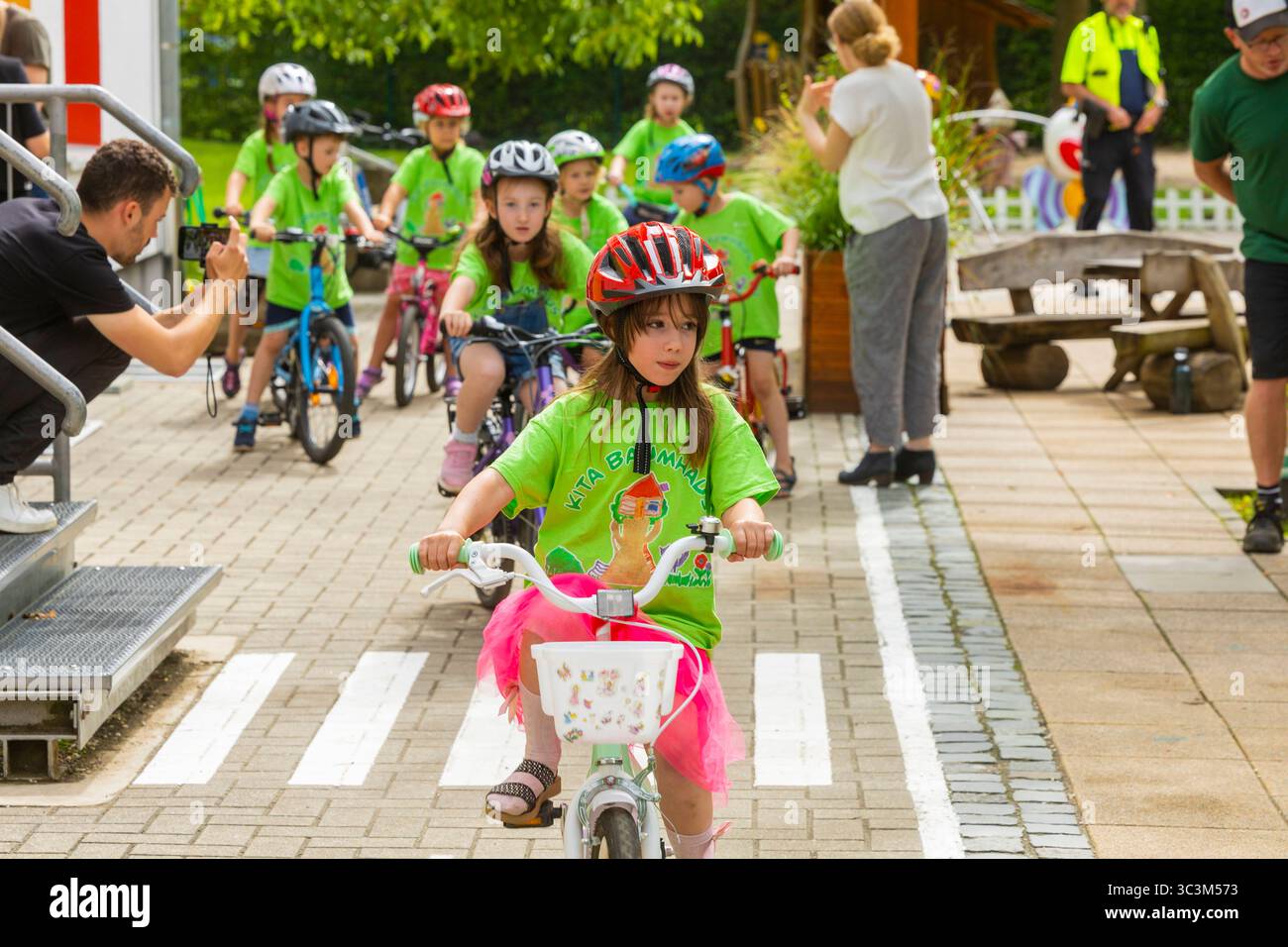 Presse- und Fototermin zur Verkehrssicherheit in der Kita Baumhaus die Dresdner Kita BAUMHAUS mit ihrem naturpädagogischen Schwerpunkt. Die gute Verkehrsanbindung birgt aber zum Teil komplexe Herausforderungen für die künftigen Schulkinder. Durch gezielte Übungen, Rollenspiele und gemeinsame Spaziergänge mit ihren Erzieherinnen und Erziehern können die Kinder ein Gefühl für sichere Verhaltensweisen im Straßenraum entwickeln. Einmal im Jahr bringen Bürgerpolizisten den Vorschulkindern die wichtigsten Verkehrsregeln auf spielerische Weise näher. Die Kinder wurden sensibilisiert, Gefahren m Stockfoto