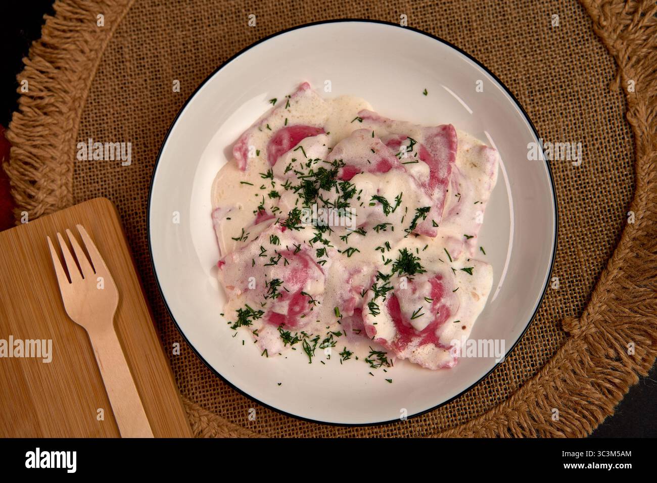 Köstliches traditionelles Gericht mit weicher, cremiger Textur mit frischen Kräutern und farbenfroher Präsentation für einen Geschmack authentischer kulinarischer Köstlichkeiten Stockfoto