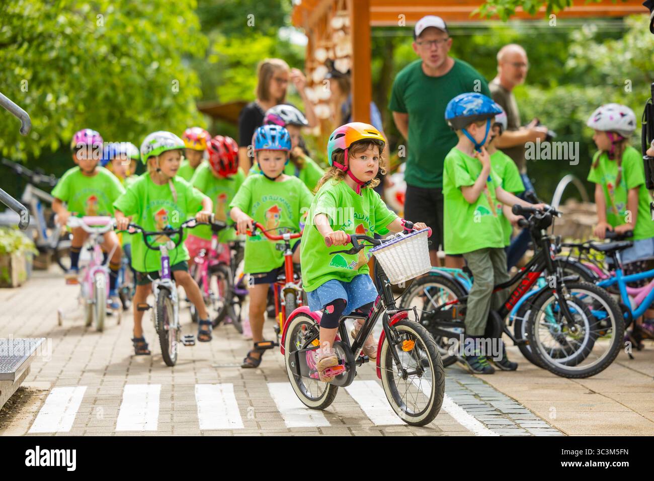 Presse- und Fototermin zur Verkehrssicherheit in der Kita Baumhaus die Dresdner Kita BAUMHAUS mit ihrem naturpädagogischen Schwerpunkt. Die gute Verkehrsanbindung birgt aber zum Teil komplexe Herausforderungen für die künftigen Schulkinder. Durch gezielte Übungen, Rollenspiele und gemeinsame Spaziergänge mit ihren Erzieherinnen und Erziehern können die Kinder ein Gefühl für sichere Verhaltensweisen im Straßenraum entwickeln. Einmal im Jahr bringen Bürgerpolizisten den Vorschulkindern die wichtigsten Verkehrsregeln auf spielerische Weise näher. Die Kinder wurden sensibilisiert, Gefahren m Stockfoto