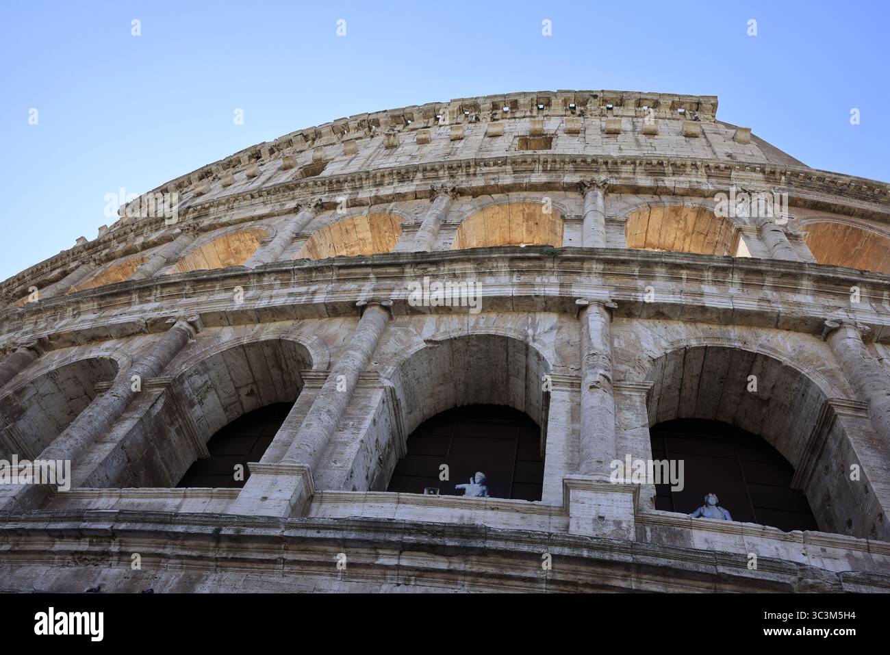 Das Kolosseum in Rom, Italien, an einem klaren Tag gefangen genommen. Ein Symbol des antiken Roms und eines der berühmtesten historischen Wahrzeichen der Welt. Stockfoto