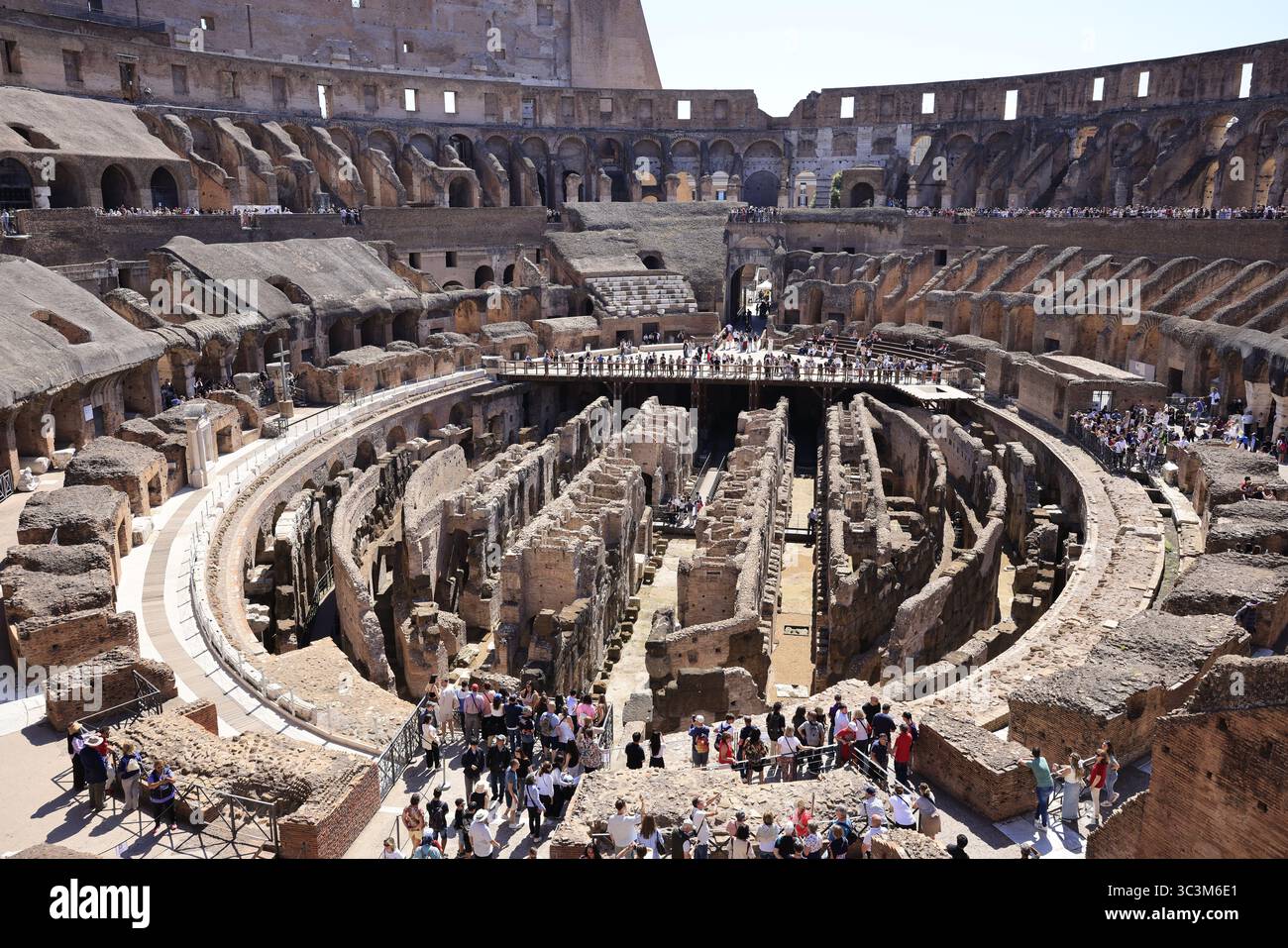 Das Kolosseum in Rom, Italien, an einem klaren Tag gefangen genommen. Ein Symbol des antiken Roms und eines der berühmtesten historischen Wahrzeichen der Welt. Stockfoto