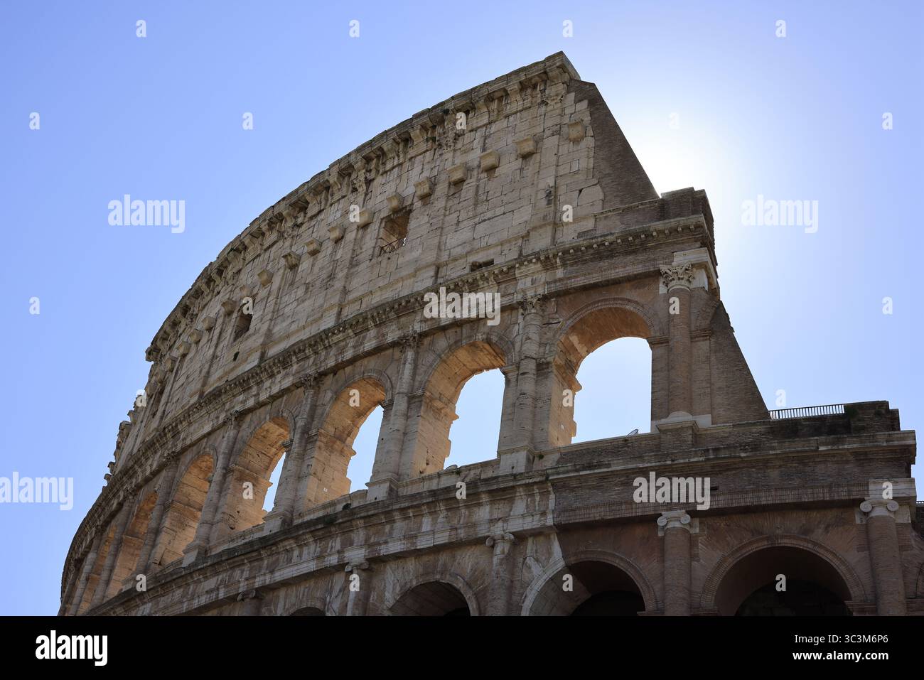 Das Kolosseum in Rom, Italien, an einem klaren Tag gefangen genommen. Ein Symbol des antiken Roms und eines der berühmtesten historischen Wahrzeichen der Welt. Stockfoto