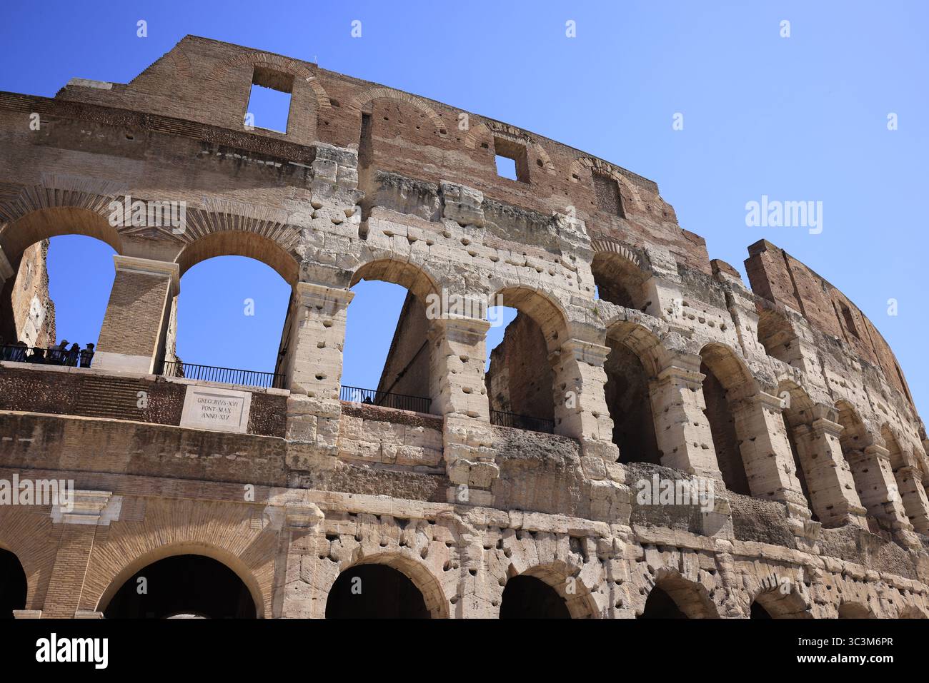 Das Kolosseum in Rom, Italien, an einem klaren Tag gefangen genommen. Ein Symbol des antiken Roms und eines der berühmtesten historischen Wahrzeichen der Welt. Stockfoto