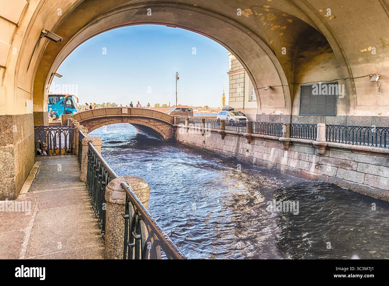 Blick auf Winter Kanal mit Bogen und Hermitage Brücke, malerischen Sehenswürdigkeiten in St. Petersburg, Russland Stockfoto