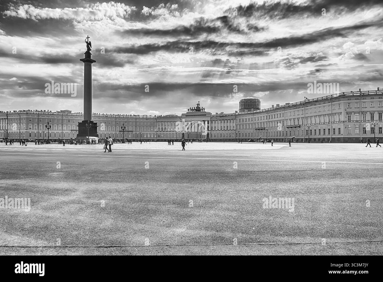 Blick auf den Palastplatz, die Alexandersäule und das Generalstabsgebäude, berühmte Wahrzeichen in St. Petersburg, Russland Stockfoto
