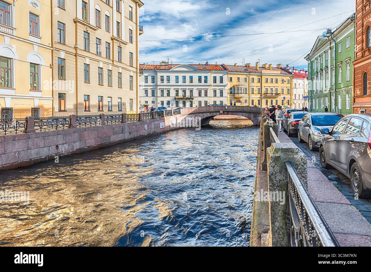 Blick auf den Winterkanal in der Nähe des Eremitage-Museums, malerisches Wahrzeichen in St. Petersburg, Russland Stockfoto