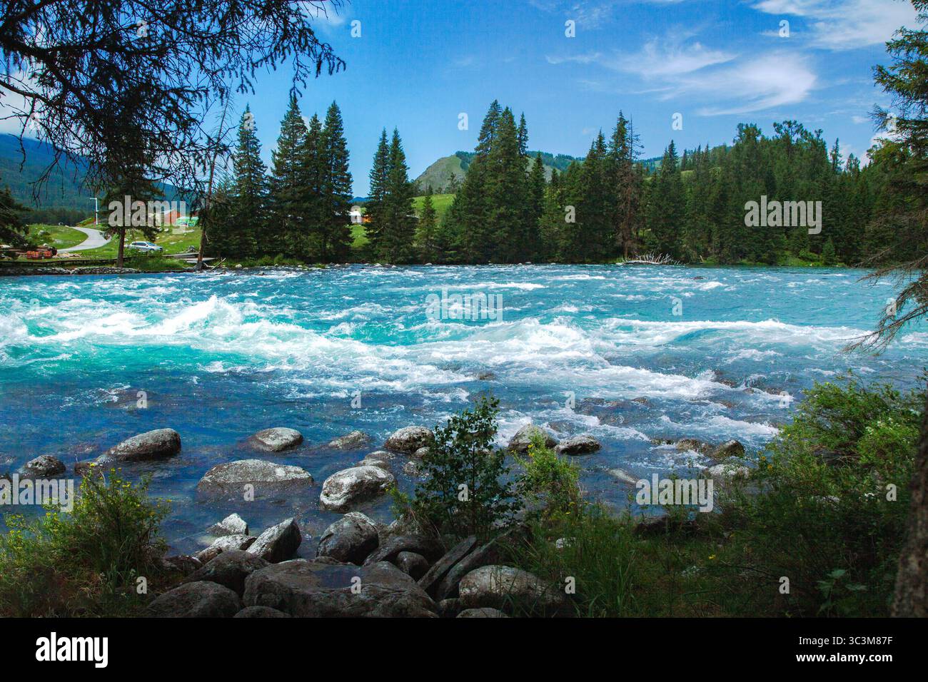 Der türkisfarbene kristallklare Fluss fließt durch die üppige Waldlandschaft im abgelegenen HEMU Village, Kanas, Xinjiang, China Stockfoto