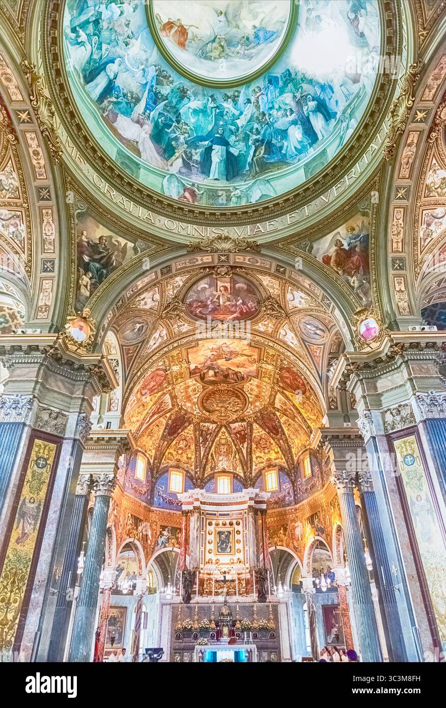 POMPEJI, ITALIEN - 16. JULI: Im Heiligtum unserer Lieben Frau vom Rosenkranz von Pompeji, Italien, am 16. Juli 2017. Die Kirche ist ein beliebtes Ziel für Pilger Stockfoto