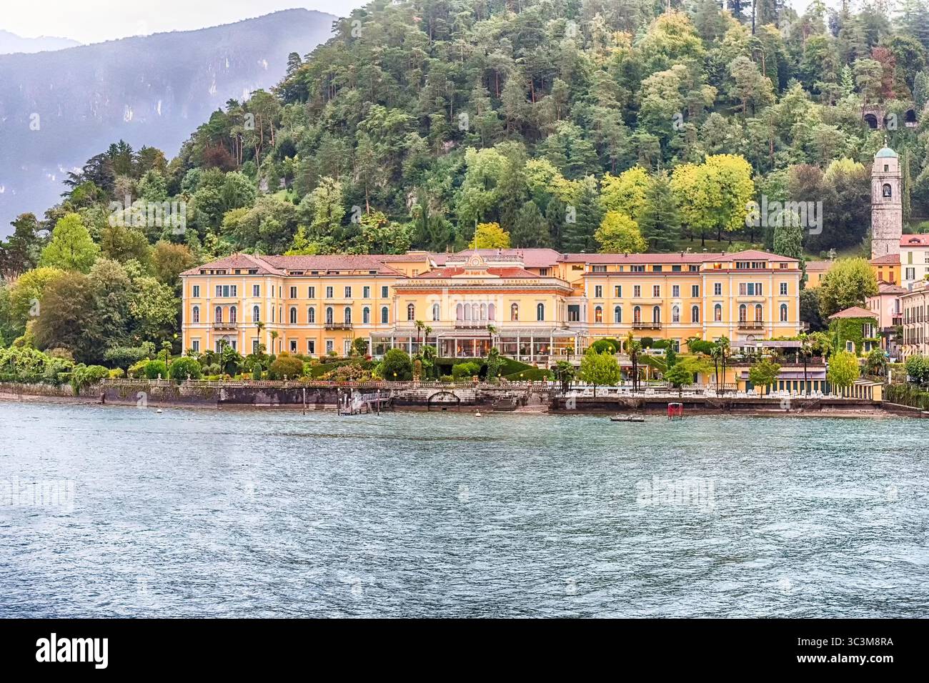 BELLAGIO, ITALIEN - 10. SEPTEMBER: Fassade des Grand Hotel Villa Serbelloni am Ufer von Bellagio, Comer See, Italien, am 10. September 2017. Stockfoto